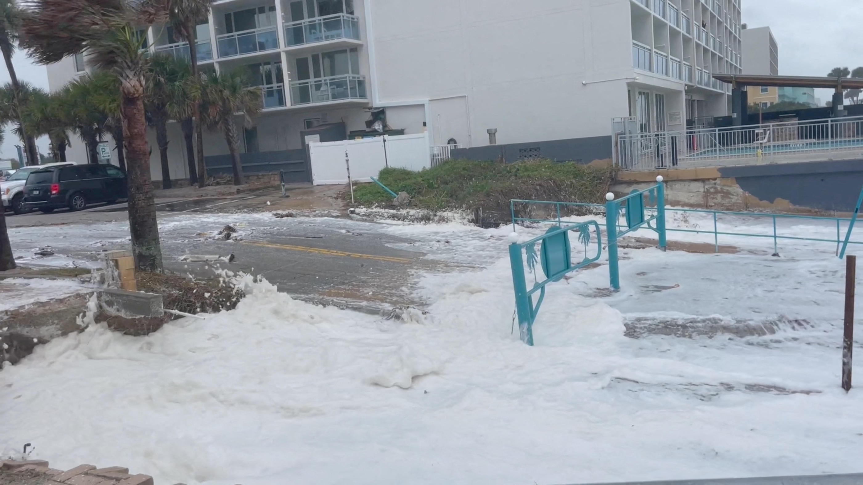 Les premiers vents et vagues ont commencé à déferler sur la Floride. Eric Liebman/ Twitter @eric_liebman/via REUTERS