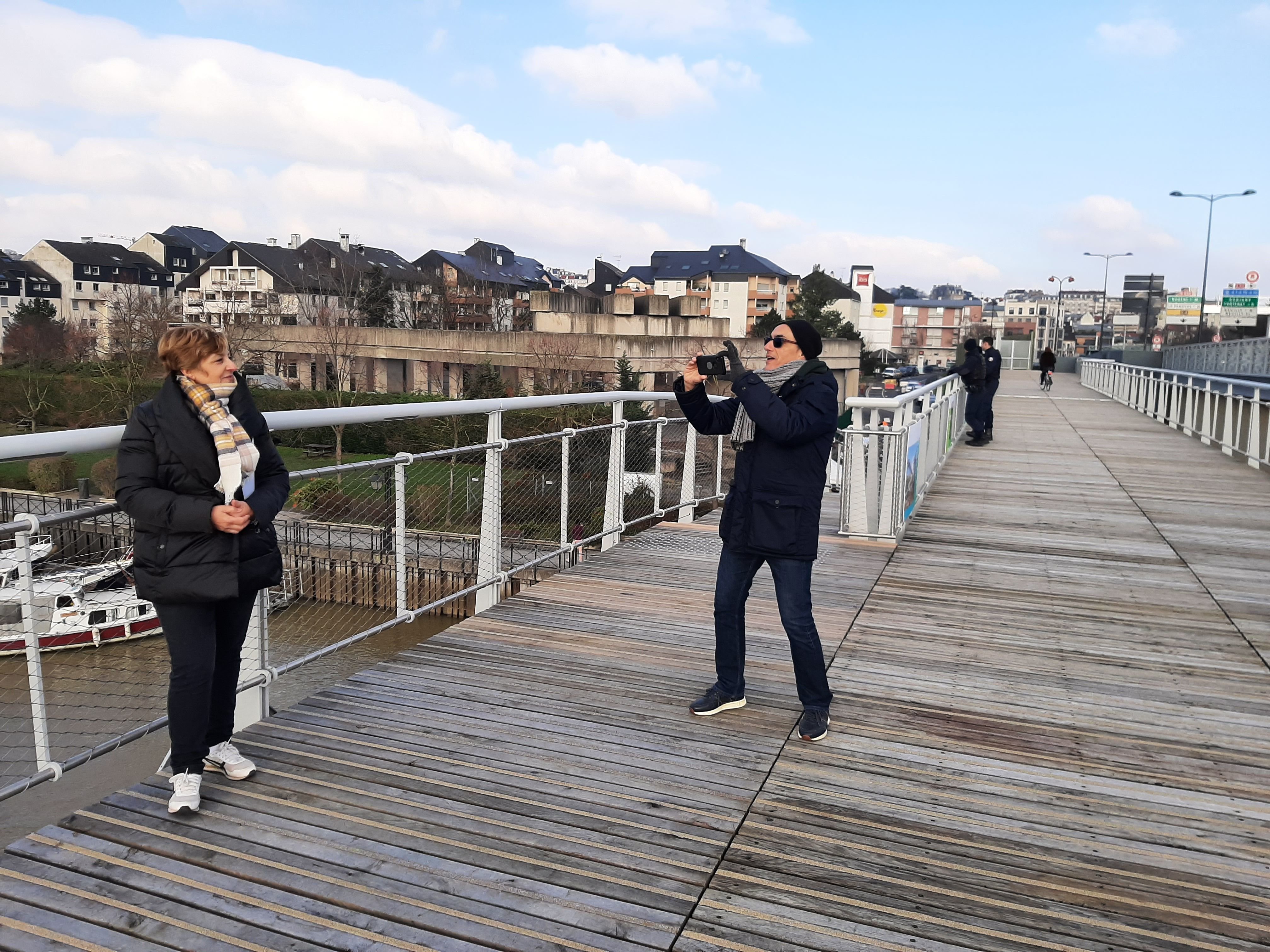 Nogent-sur-Marne (Val-de-Marne), le 21 janvier 2023. Vincent immortalise sa femme Filomena sur la nouvelle passerelle piétons-cyclistes qu'ils attendaient depuis des années. LP/Marine Legrand