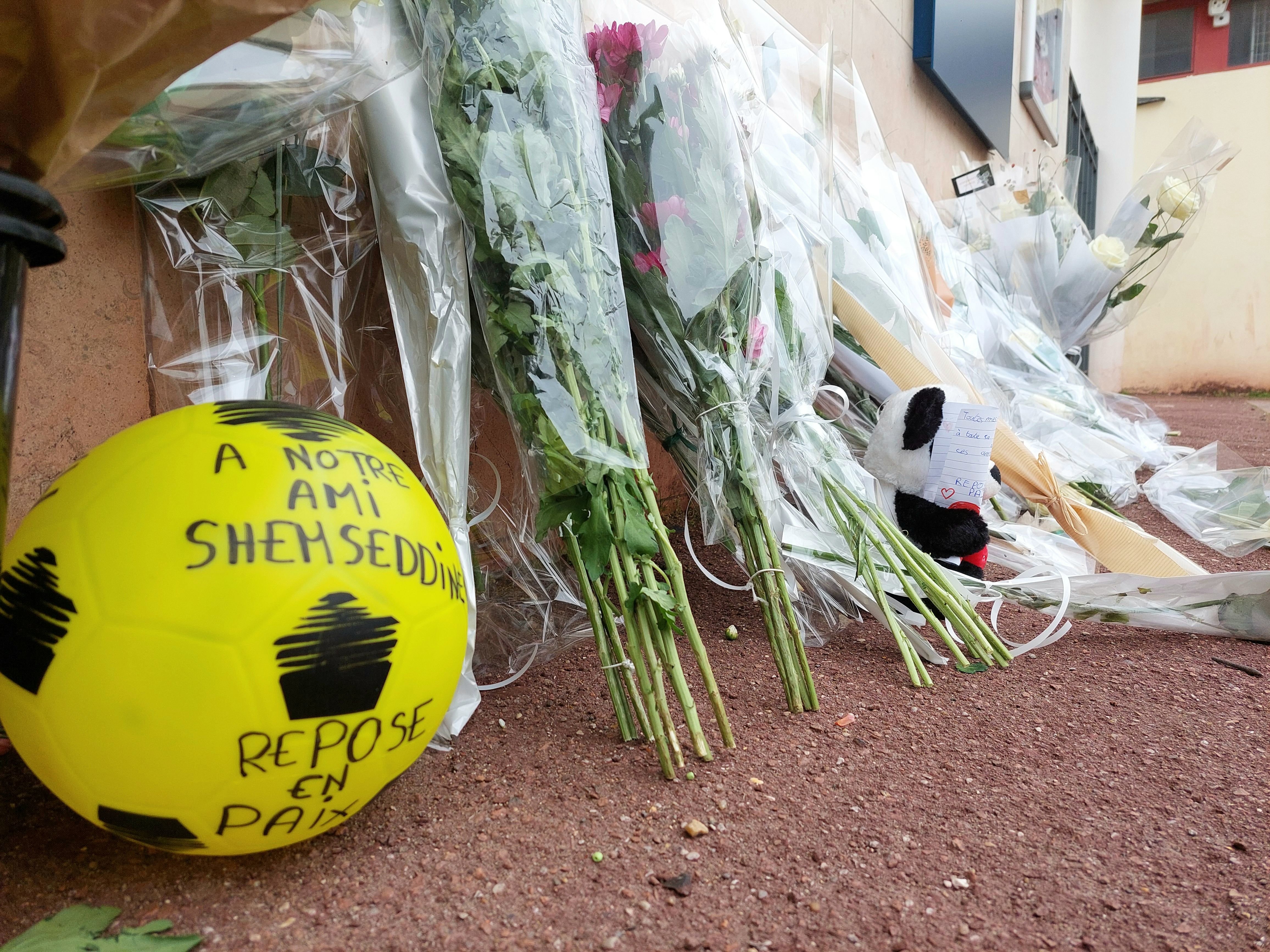 À Viry-Chatillon (Essonne), devant le collège des Sablons, ce samedi, des fleurs et divers objets ont été déposés en hommage à Shemseddine, 15 ans. LP/Florian Garcia