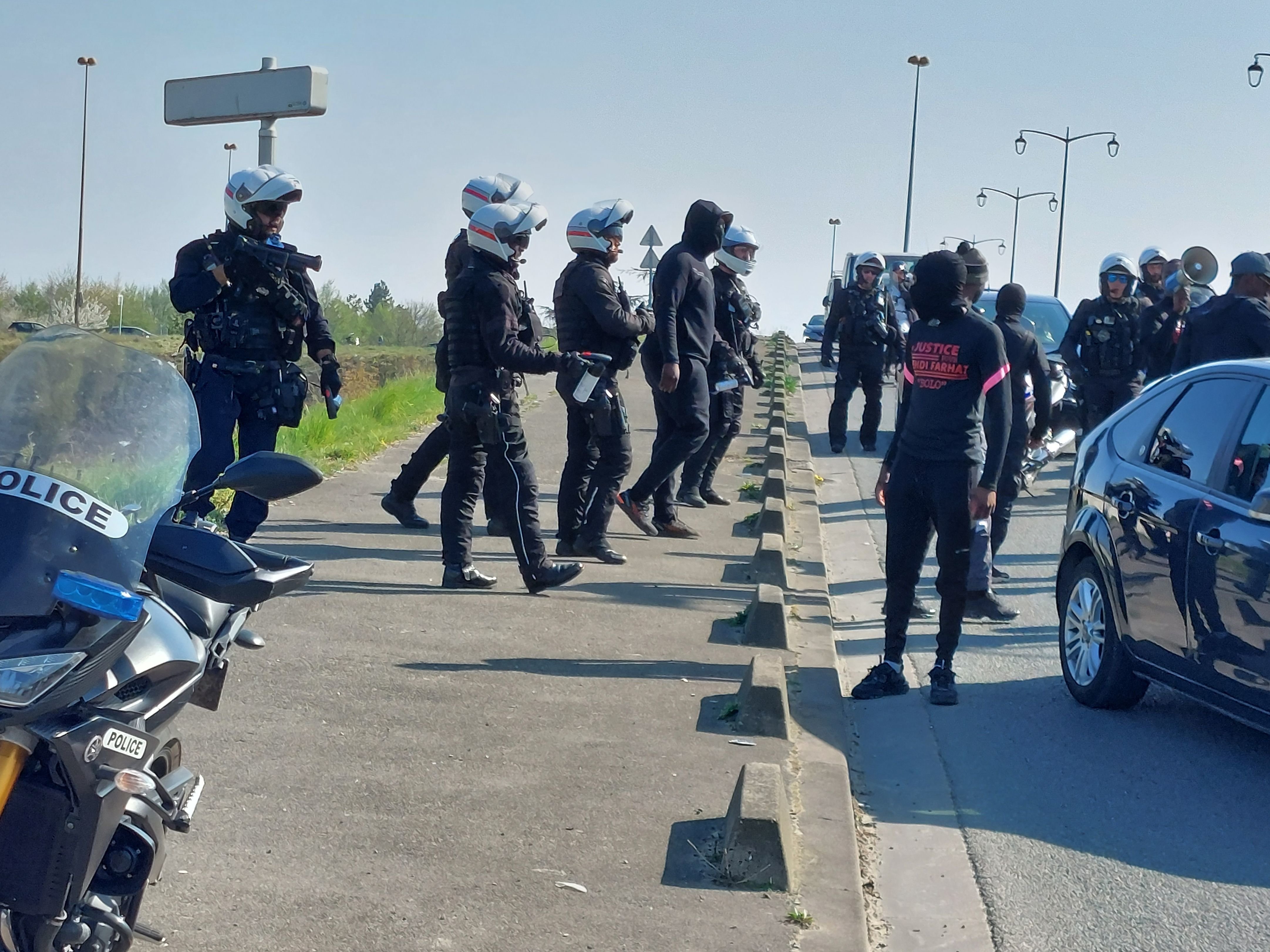 Villepinte (Seine-Saint-Denis), dimanche 27 mars. Un policier a fait usage d'une grenade de désencerclement, blessant légèrement un manifestant. Mais le rassemblement, bien que tendu, s'est globalement déroulé dans le calme. LP/D.C.