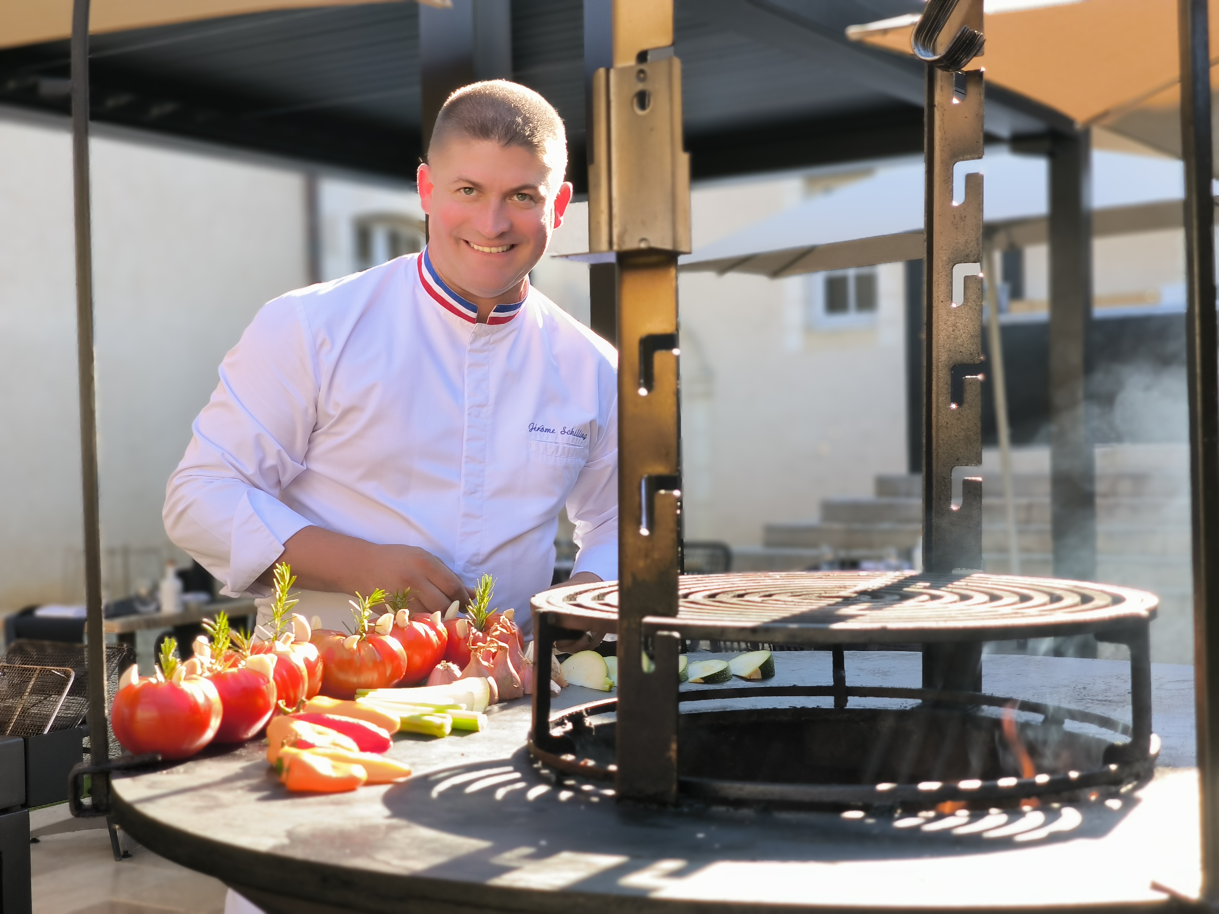 Le chef deux étoiles Jérôme Schilling a installé son grand brasero au beau milieu de la cour du Château Lafaurie-Peyraguey (Gironde), grand cru classé de Sauternes. LP/Denis Granjou