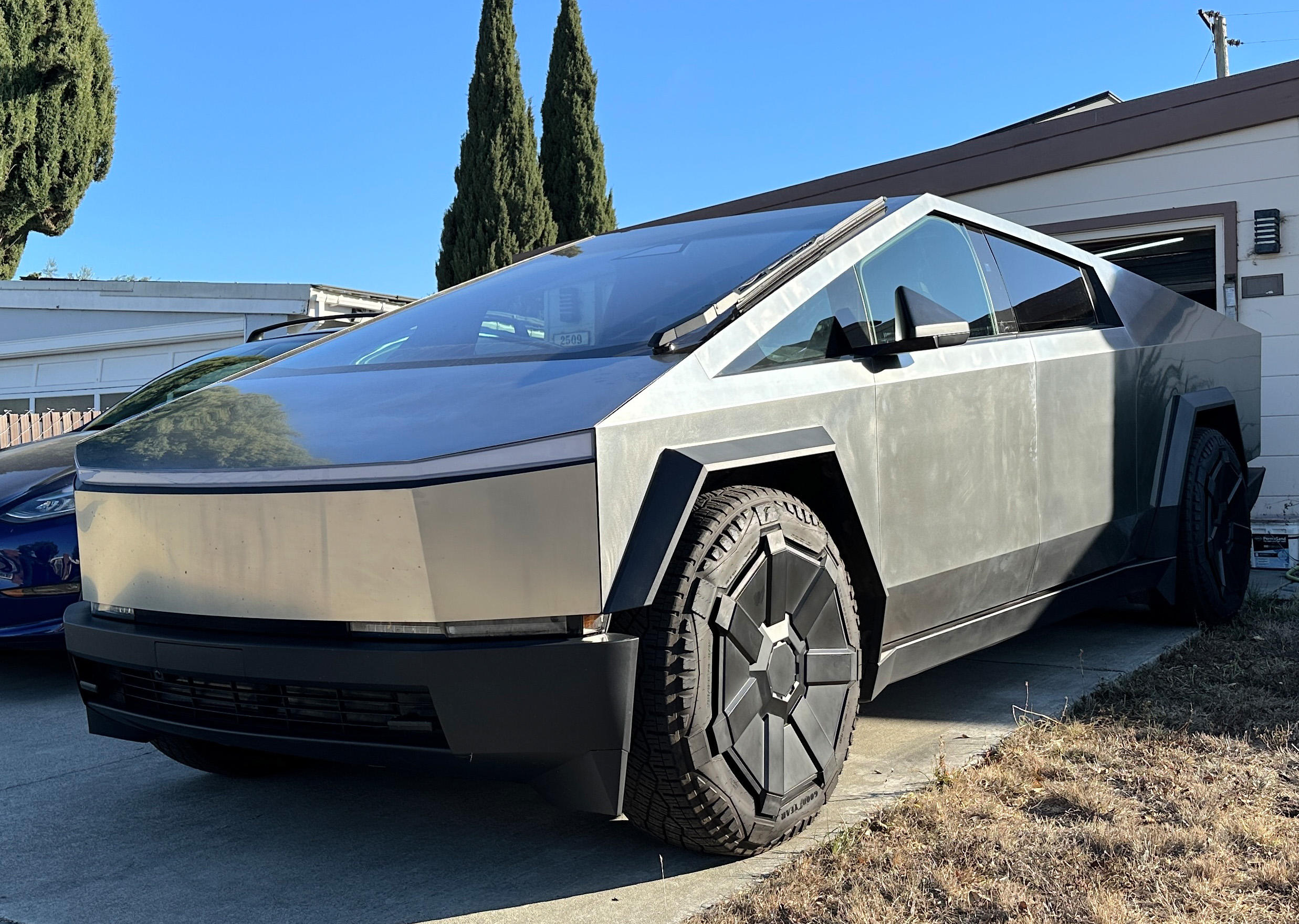 Tesla affirme que "l'exosquelette en acier inoxydable ultra-dur du véhicule aide à réduire les bosses, les dommages et la corrosion à long terme" . PictureAlliance/Icon Sport