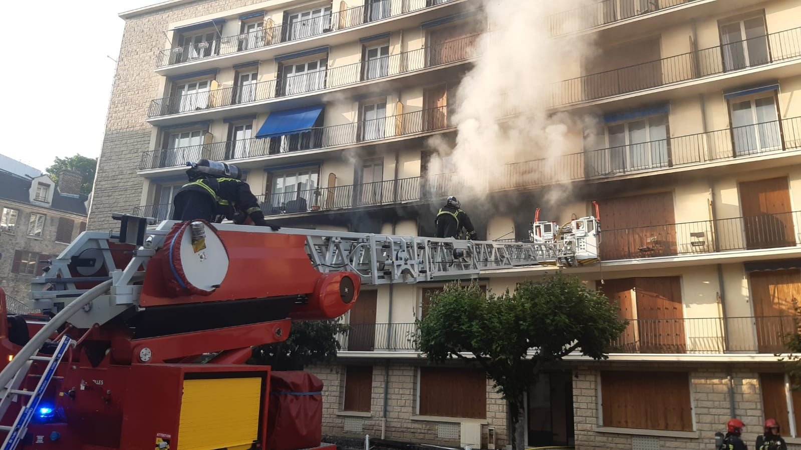 Pontoise, ce jeudi 8 juin. Un incendie s'est déclaré dans un immeuble du centre-ville. LP/ frédéric Naizot