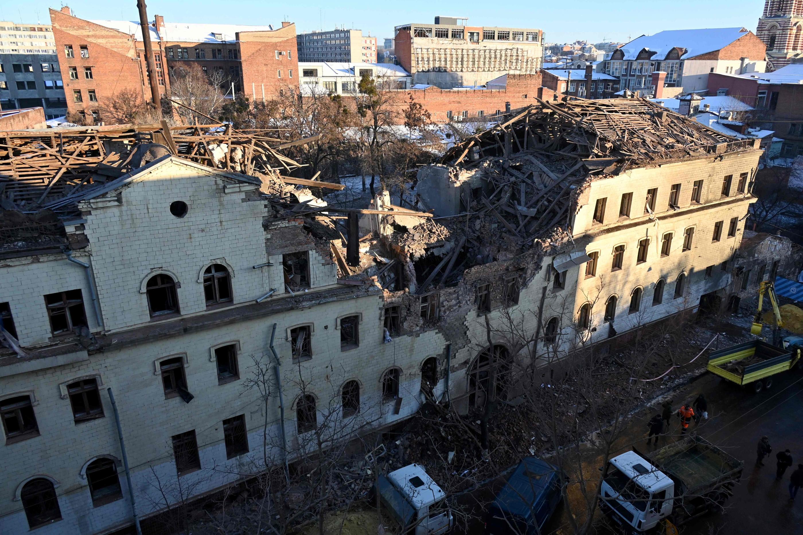 La ville de Kharkiv a été bombardée à plusieurs reprises mardi. Moscou assure que l'une des frappes a détruit un bâtiment abritant des Français. AFP/Sergey Bobok