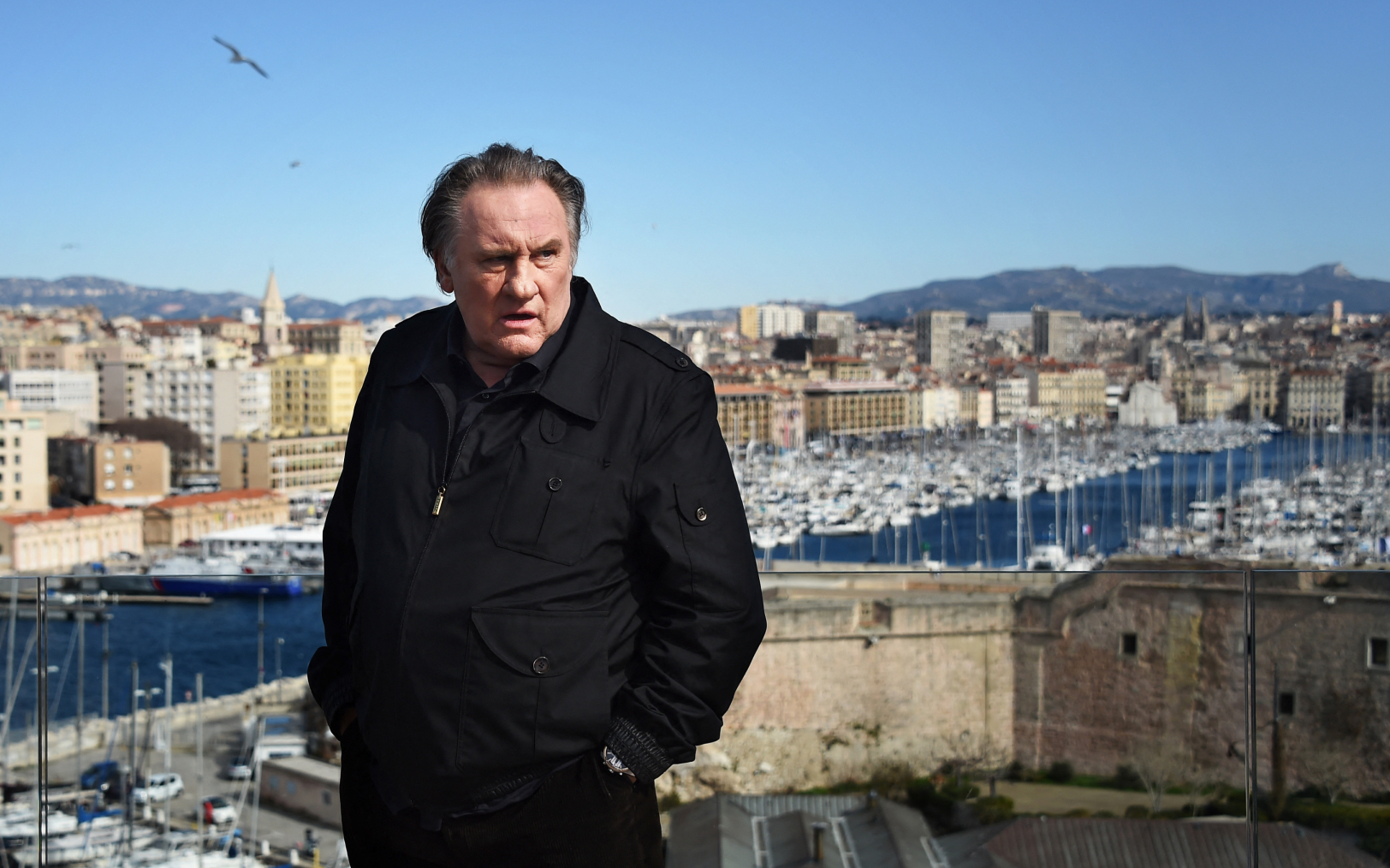 Gérard Depardieu sur le tournage de la série « Marseille », le 18 février 2018. AFP/Anne-Christine Poujoulat