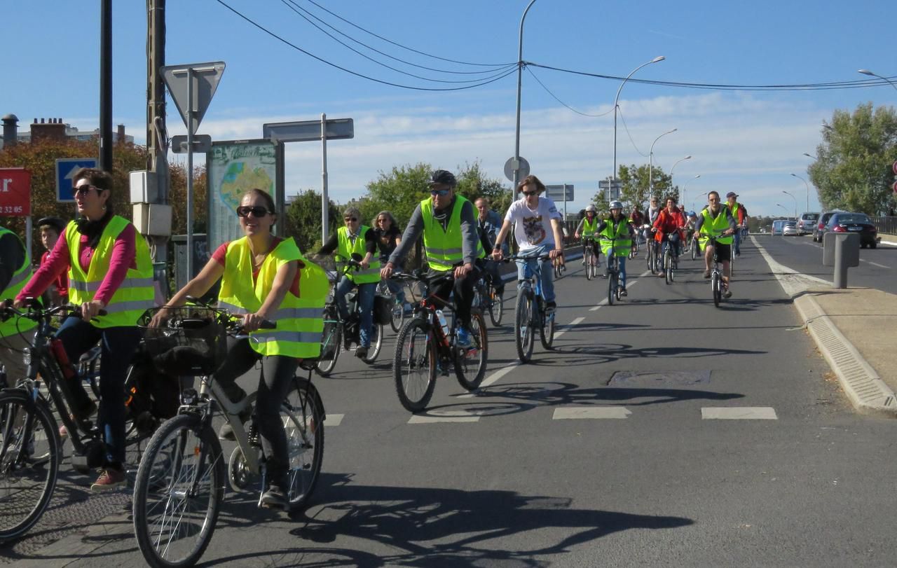 <b></b> Draveil, ce dimanche 30 septembre 2018. Une centaine de cyclistes ont manifesté pour obtenir de vraies pistes cyclables sur le pont Draveil-Juvisy.