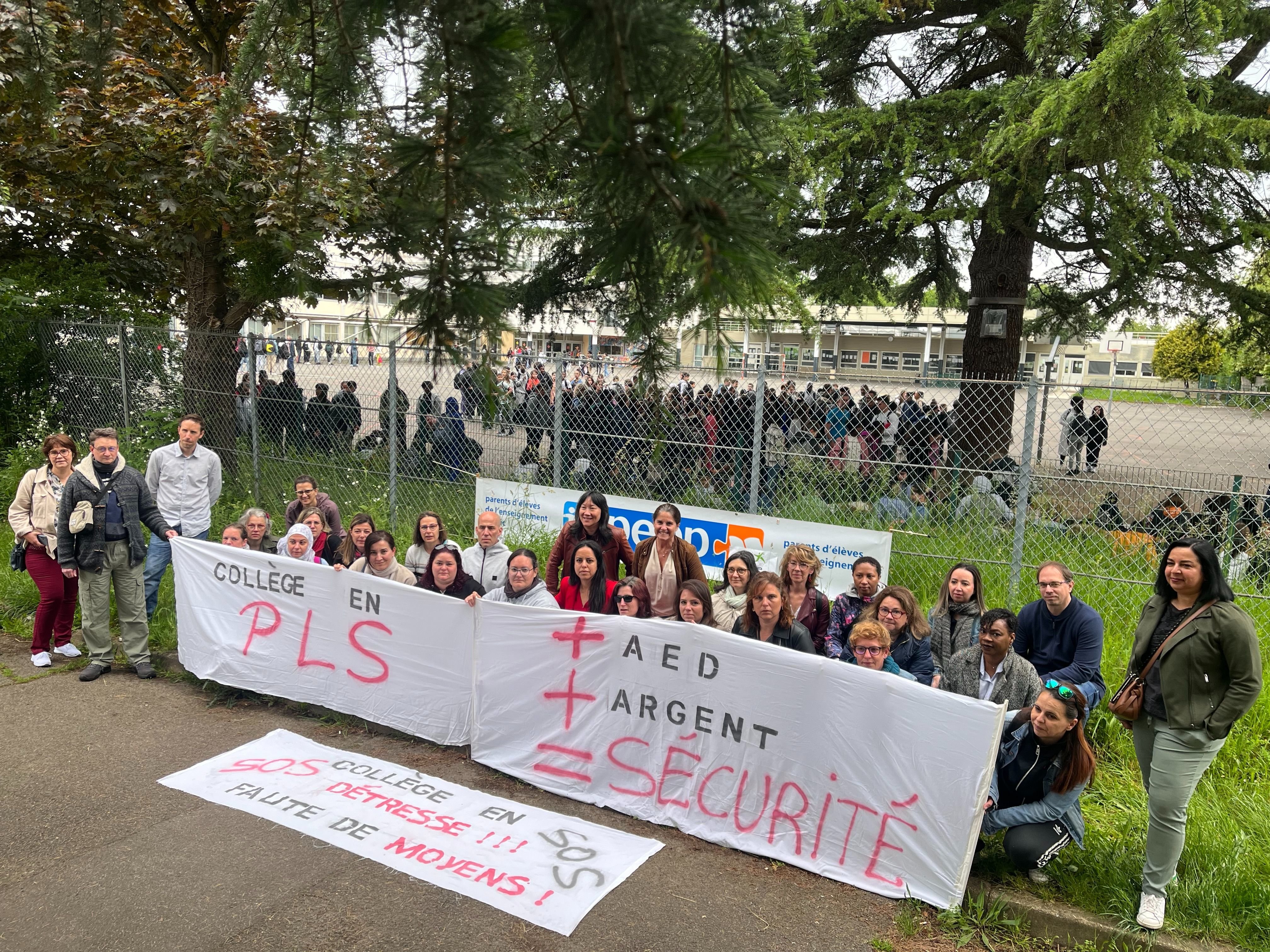 Morsang-sur-Orge, ce mardi. À l'initiative de parents d'élèves et de professeurs, une mobilisation s'est tenue devant les grilles du collège Jean-Zay. LP/Nolwenn Cosson