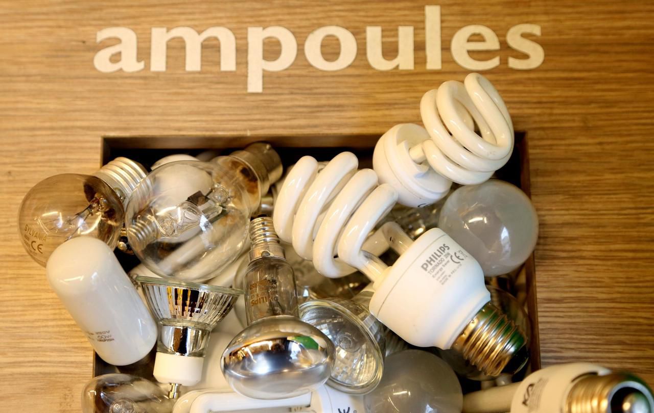 <b></b> Illustration. L’argent rapporté par le recyclage d’ampoules permet d’électrifier des écoles partout dans le monde. 