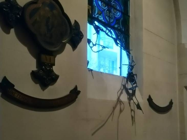 Bondy. À l’église Saint-Pierre, "avec une disqueuse, ils (NDLR : les cambrioleurs) ont plié les barreaux pour accéder à un vitrail sur le côté de l’église", décrit le père Jocelyn Petitfils. DR
