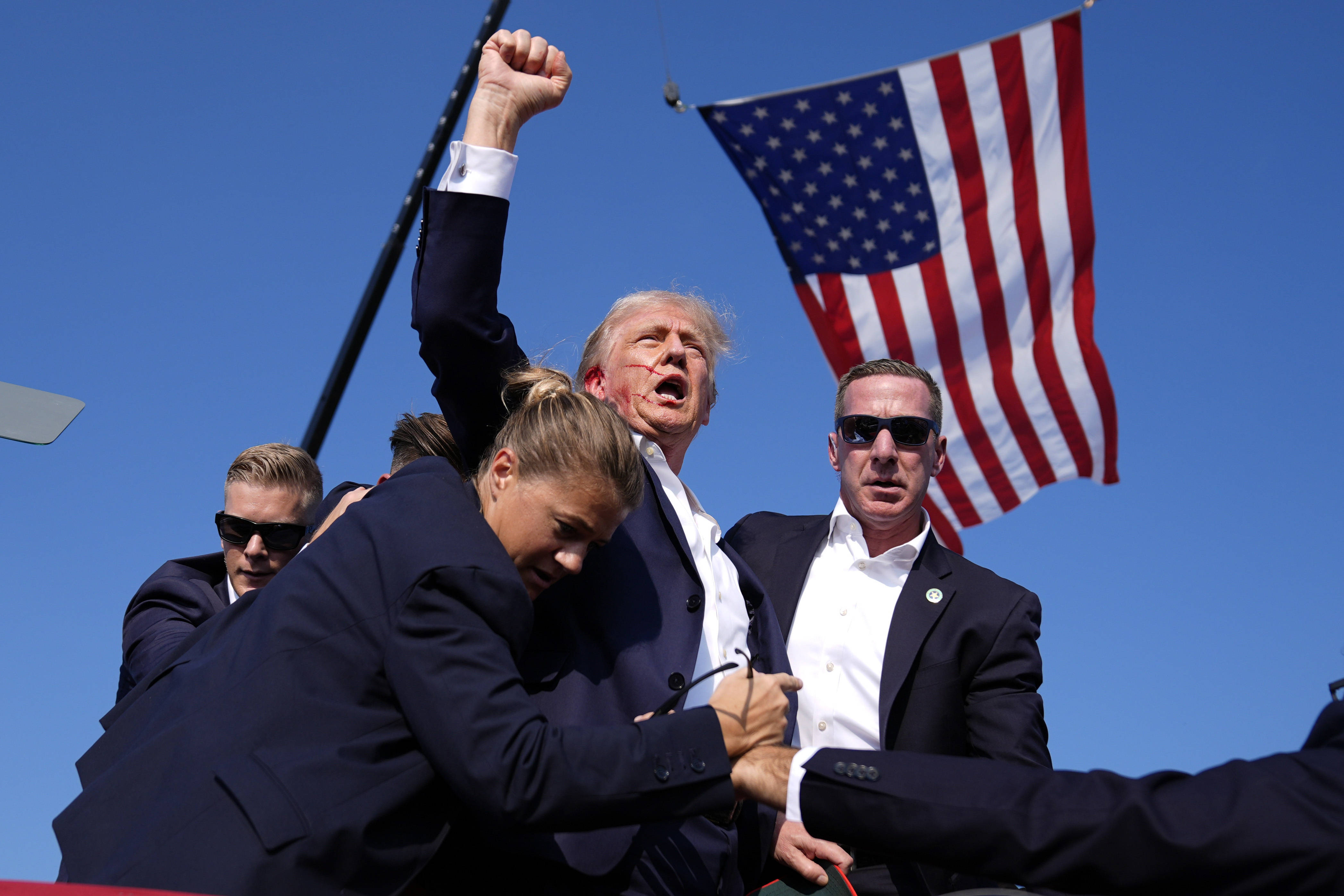 Le candidat républicain Donald Trump, juste après avoir échappé à une tentative d'assassinat à Butler, en Pennsylvanie, aux États-Unis, le 13 juillet 2024. (AP Photo/Evan Vucci)