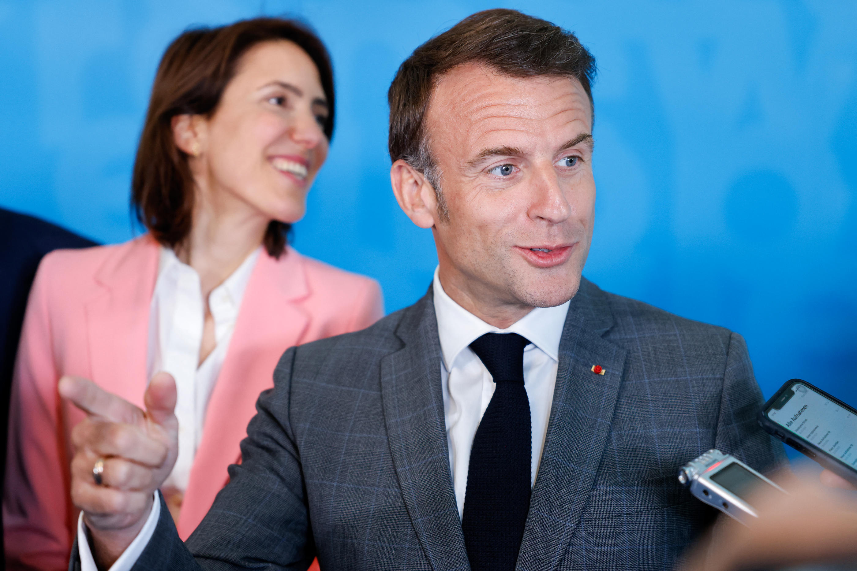 Le camp d'Emmanuel Macron (ici avec la tête de liste Valérie Hayer 17 avril à Bruxelles) mise sur Choose France pour jouer la carte d’une France «championne» économique.  AFP/Ludovic Marin