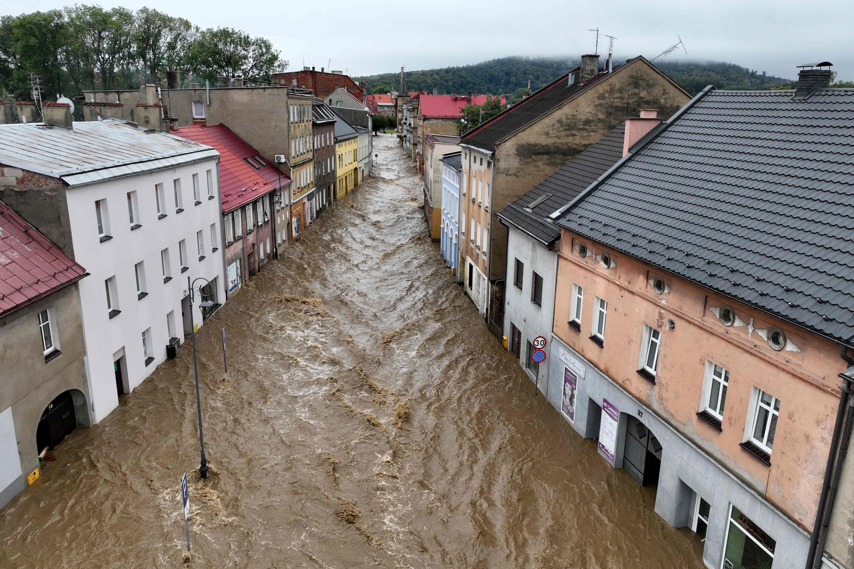 Dans de très nombreuses communes d'Europe centrale, comme ici à Glucholazy, dans le sud de la Pologne, les rues ont été transformées en rivières par la tempête Boris. AFP/Sergei Gapon