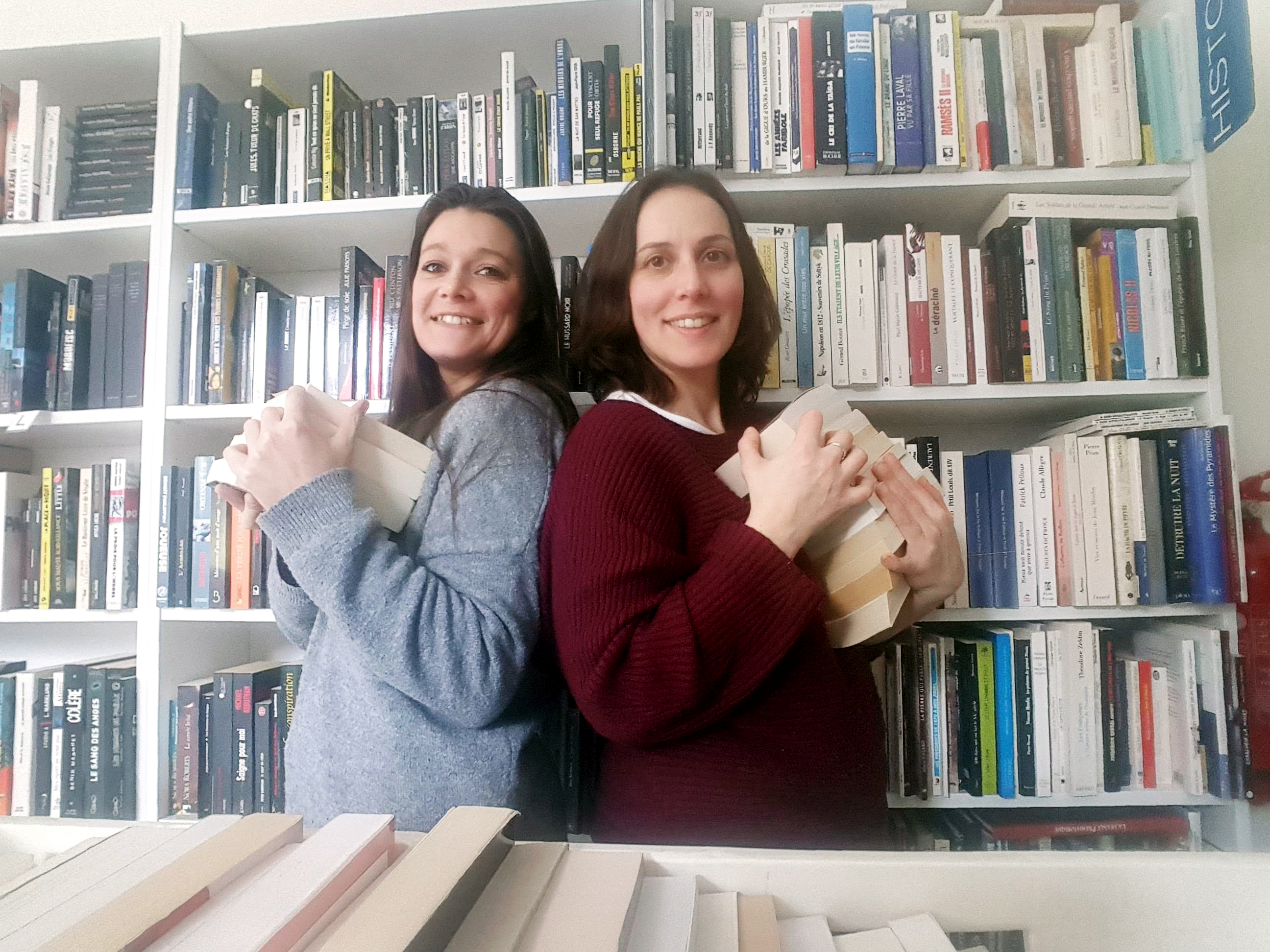Virginie Chantraine et Ophélie Got animent la librairie de seconde main Le Bibliovore à Orléans (Loiret). /Virginie Chantraine