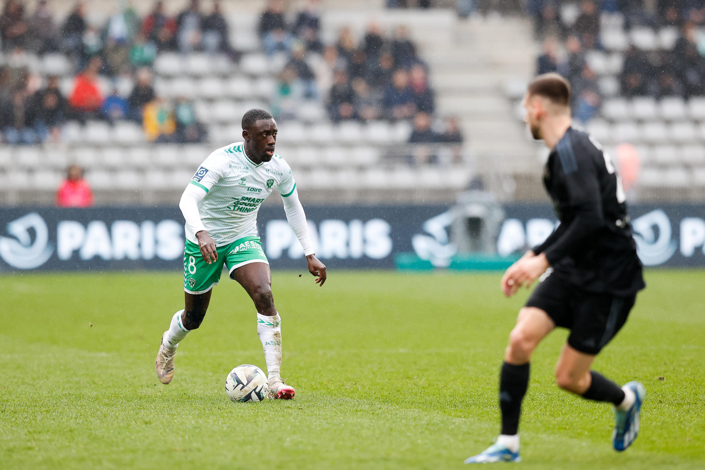 Depuis le 2 mars et le match contre le Saint-Etienne de Dennis APPIAH (en blanc), le PFC n'a plus joué à Charléty à cause d'une pelouse indigne. Icon Sport