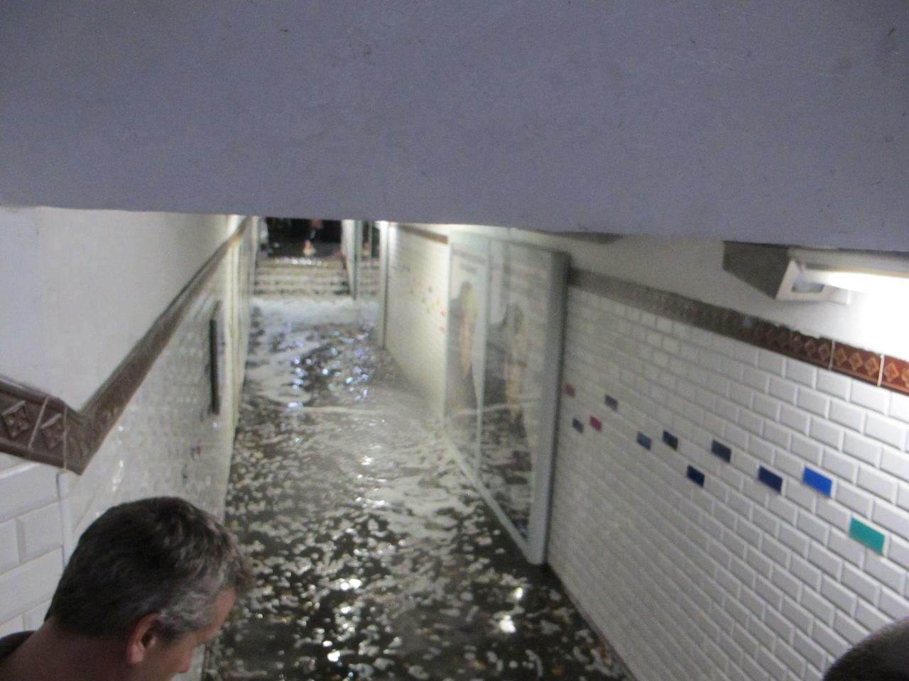 Huit millions de mètres cubes sont évacués chaque année par la RATP pour éviter tout risque de court-circuit ou d’inondations, comme ici à la station Guy-Môquet en juillet 2018. LP/Christine Henry