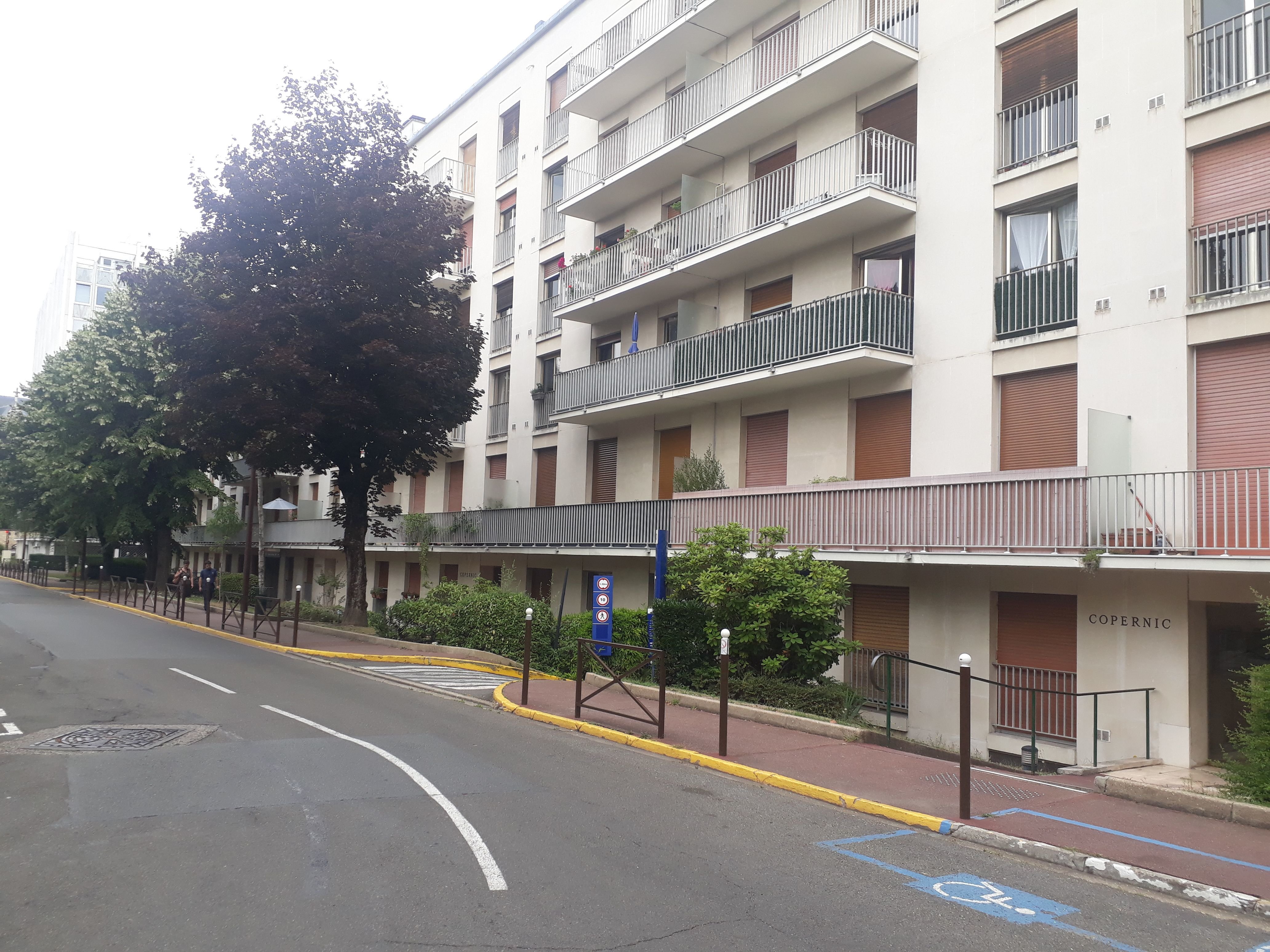 Versailles (Yvelines). Les cambrioleurs à l'acide se sont attaqués aux appartements de ces résidences. LP/Julien Constant