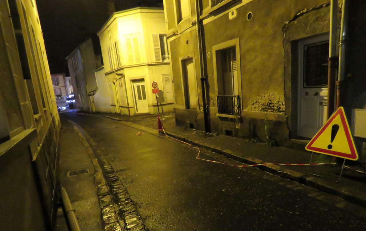 <b></b> Dourdan, le 1<sup>er</sup> décembre 2018. La corniche d’un immeuble situé rue Trifouillet, dans le centre, s’est effondrée. Un périmètre de sécurité a été installé.