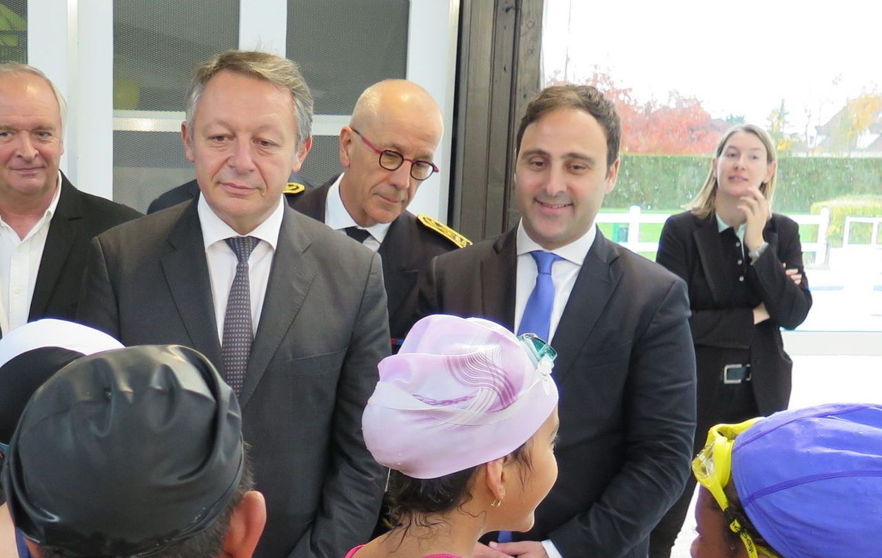 <b>Ozoir-la-Ferrière, octobre 2015.</b>  Le député Eduardo Rihan Cypel (à droite) avec Thierry Braillard, secrétaire d Etat chargé des sports, lors d’un déplacement à la piscine d’Ozoir la Ferrière. 