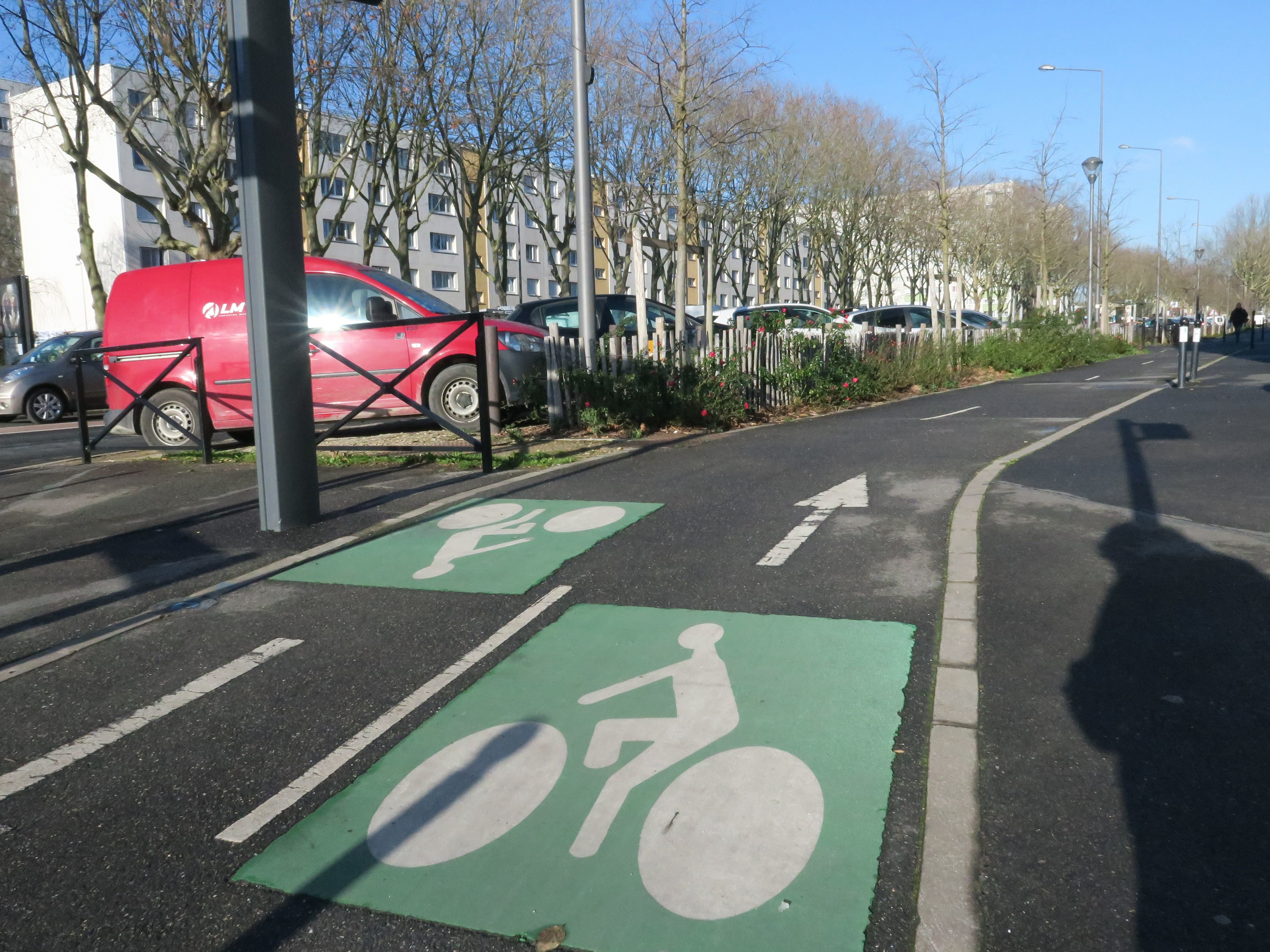 Quatre pistes cyclables (comme ici à Bonneuil) doivent être aménagées à Arcueil, Villejuif, Vincennes, Saint-Mandé, Maisons-Alfort, Créteil, Nogent et Le Perreux. LP/Laure Parny