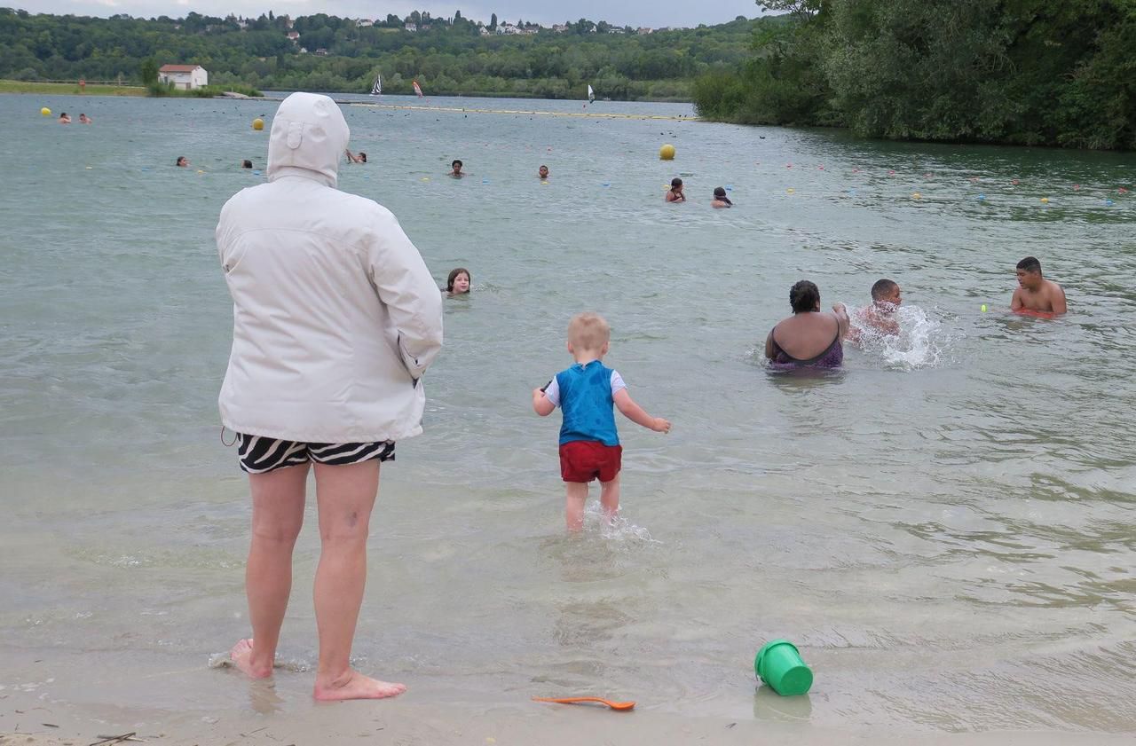 <b></b> Jablines-Annet, samedi 27 juin 2020. Plus de 1 200 personnes se sont rendues à l’île de loisirs pour profiter de la réouverture de la baignade malgré une météo capricieuse.