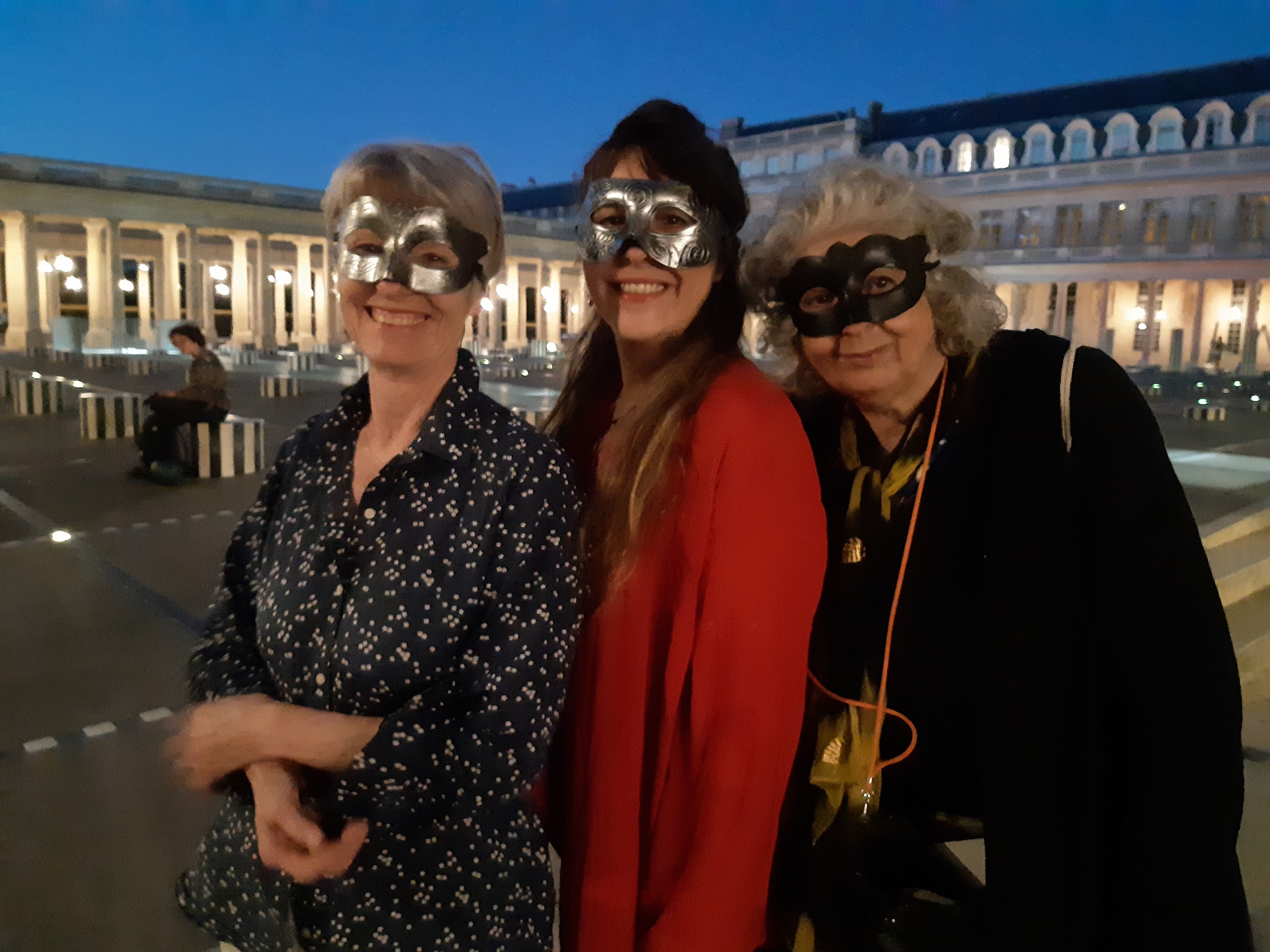 Paris (Ier), ce jeudi 10 août. Anne, Josette et Noémie ont beaucoup apprécié la mise en scène, avec plusieurs scènes qui se déroulent en parallèle, invitant les spectateurs à «se balader» de l'une à l'autre. LP/Ph. Baverel