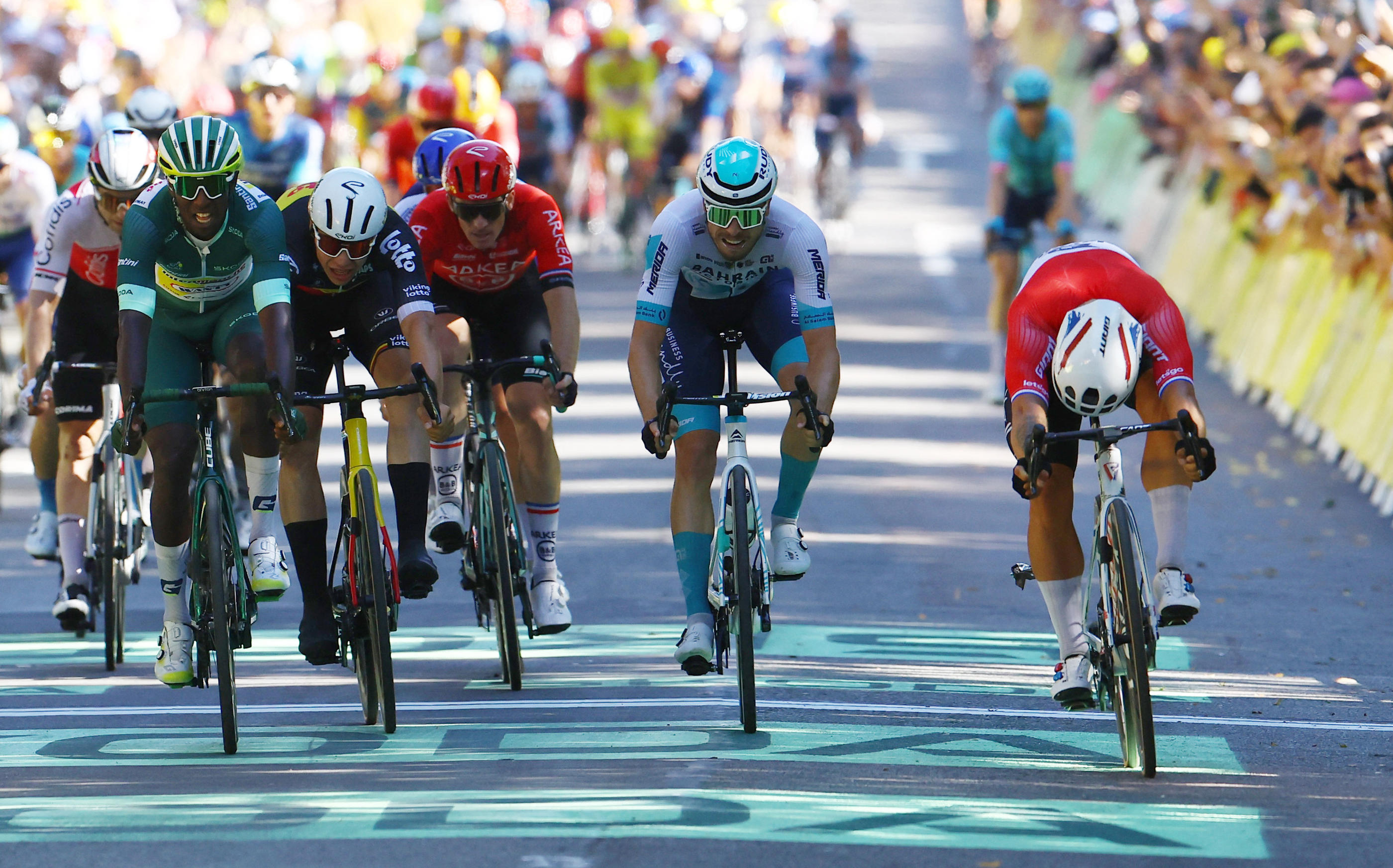 Dylan Groenewegen a remporté cette 6e étape au terme d'un sprint massif. REUTERS/Molly Darlington