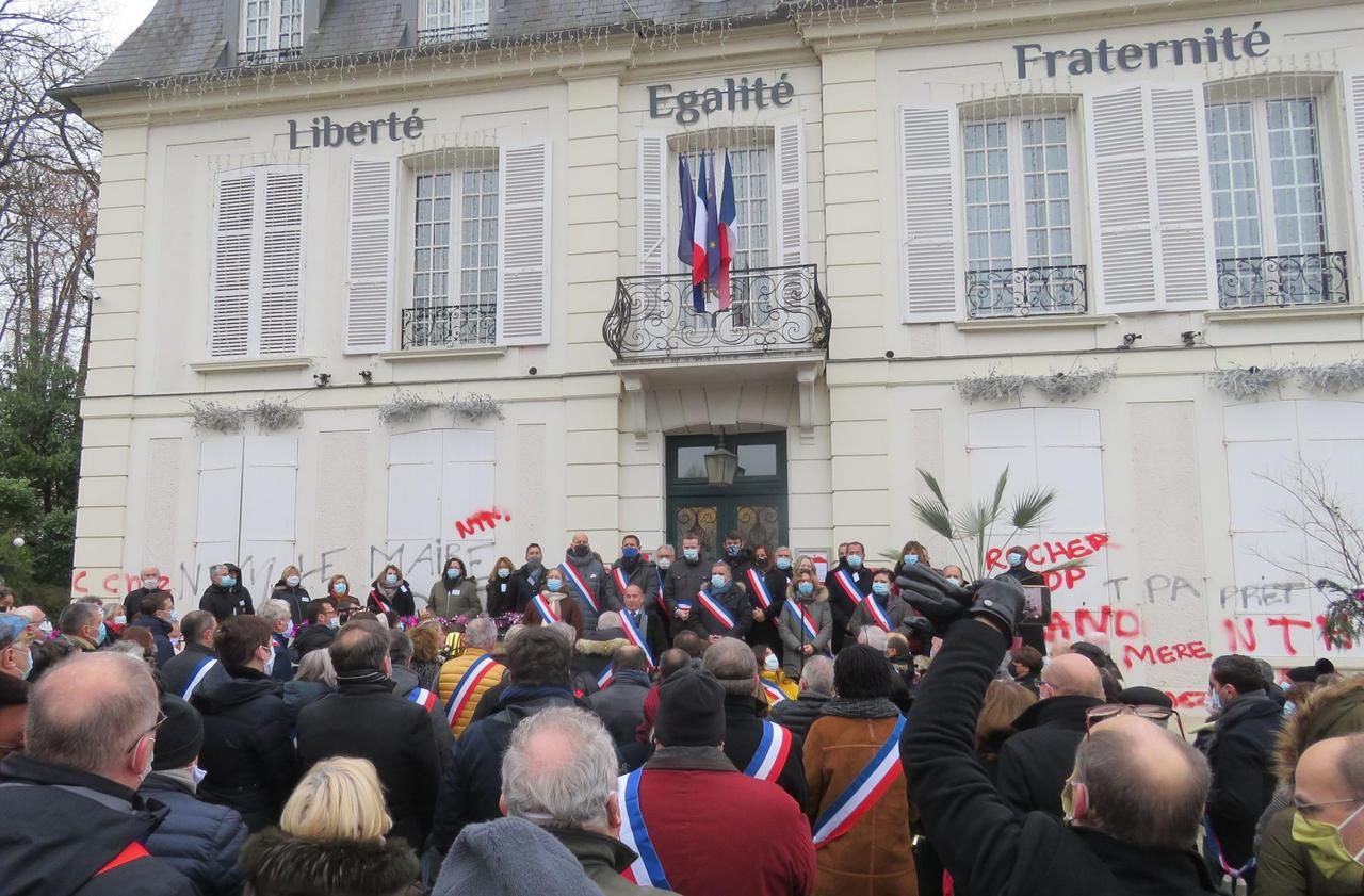 <b></b> Saintry-sur-Seine, samedi 16 janvier. De nombreux élus sont venus ce samedi matin apporter leur soutien à Patrick Rauscher, le maire (SE) de Saintry-sur-Seine victime d’insultes.
