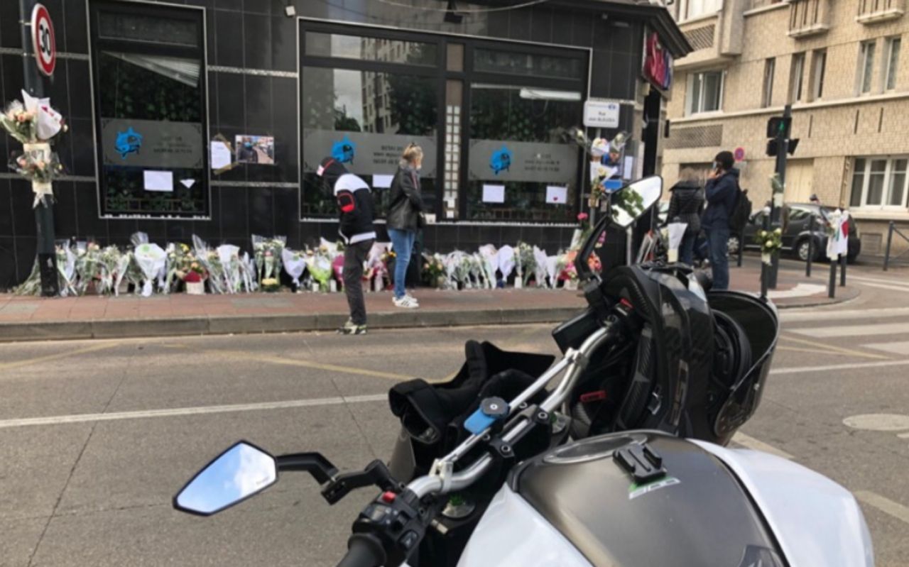 <b></b> Vanves. De nombreux bouquets de fleurs ont été déposés sur les lieux de l’accident, à l’angle de la rue Jean-Bleuzen, de l’avenue de Verdun et de la rue Barbès. 