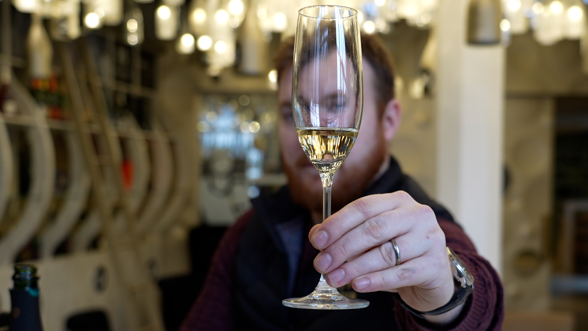 En Champagne, la traditionnelle flûte laisse progressivement sa place aux verres à vin.