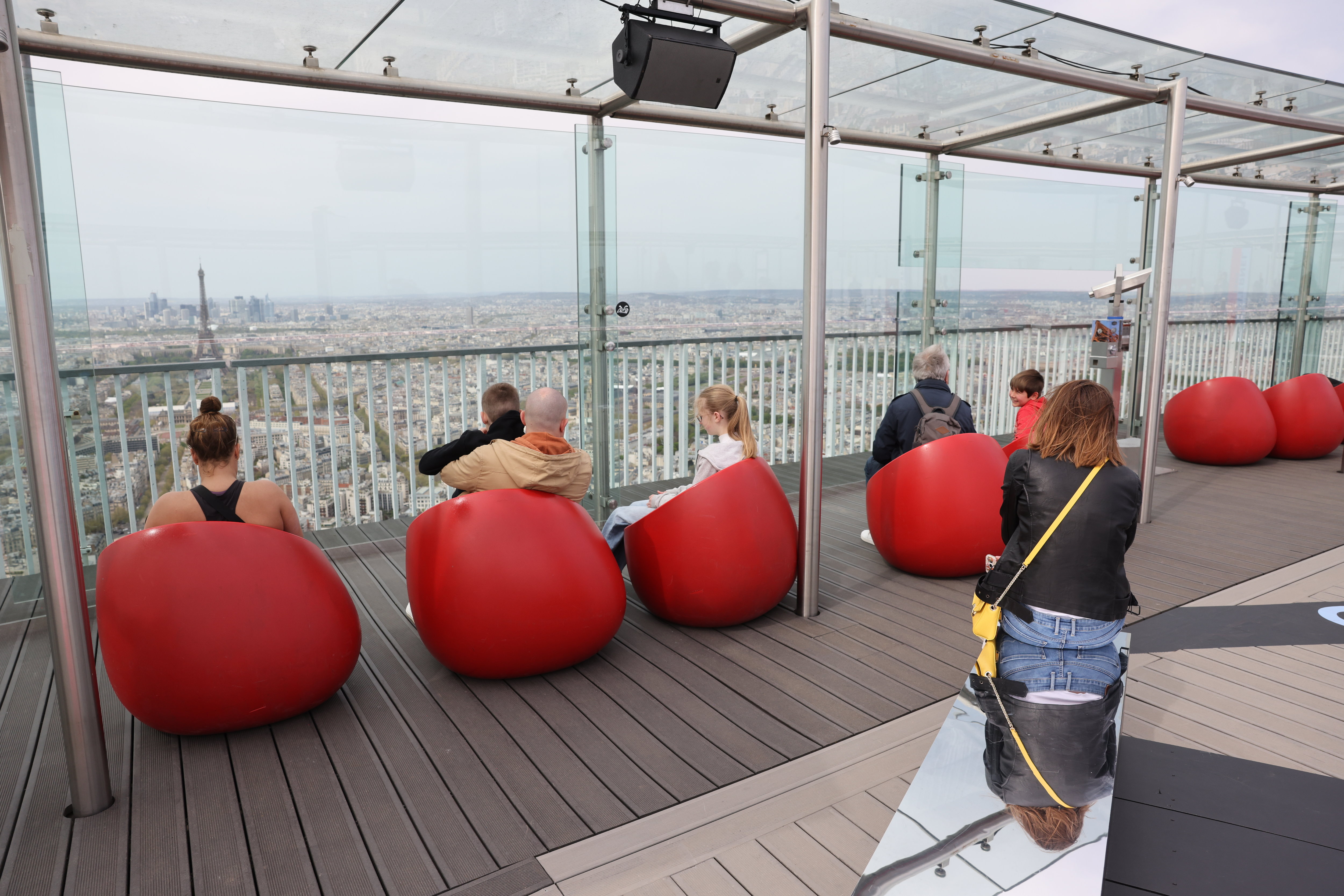 Depuis le 31 mars, l'OPTM qui accueille le public au 56e étage de la tour Montparnasse, se voit refuser l'accès au toit terrasse par le syndicat de copropriété. LP/Olivier Lejeune