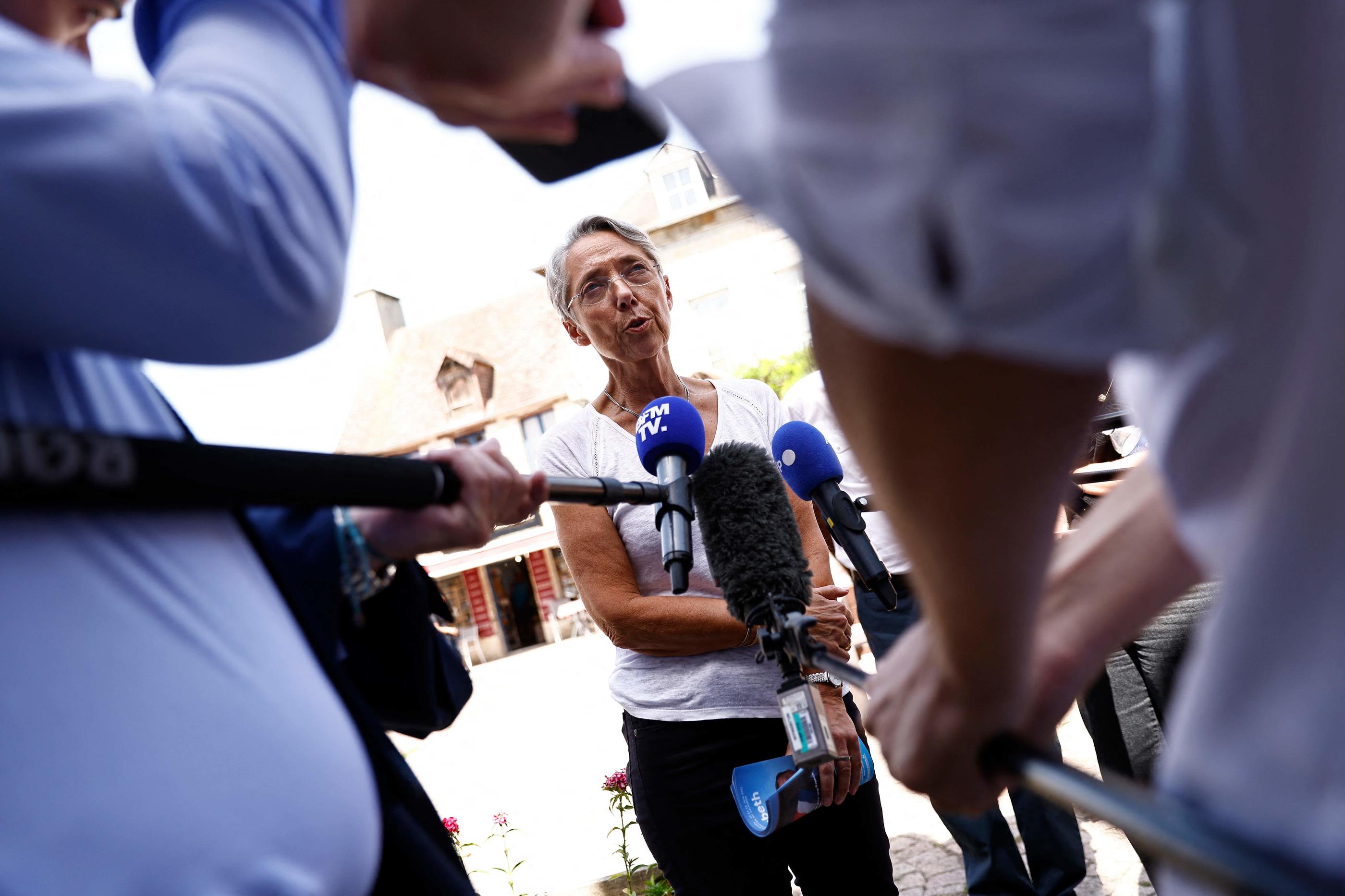 Elisabeth Borne (ici à Clécy dans le Calvados le 17 juin) demande de ne donner «aucune voix» au Rassemblement national, mais en cas de duel Nupes-RN, elle n'appelle à voter pour le premier que s'il respecte «les valeurs républicaines». AFP/Sameer Al-Doumy