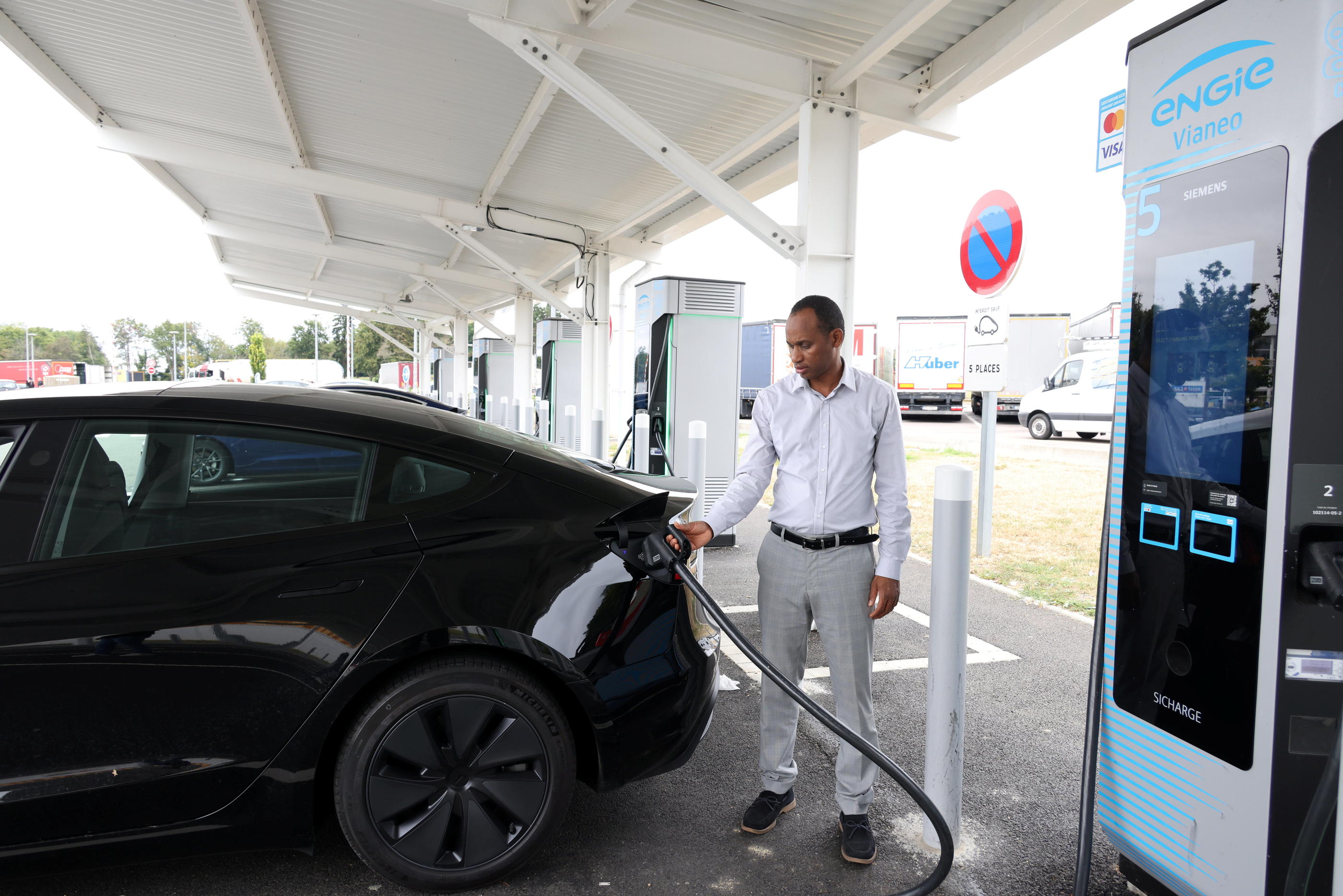 Morainvilliers (Yvelines), le 17 août. « Rouler plus vert oui mais si c’est pour que les professionnels fassent leur beurre sur notre dos... » s’agace Alpha. LP/Delphine Goldsztejn