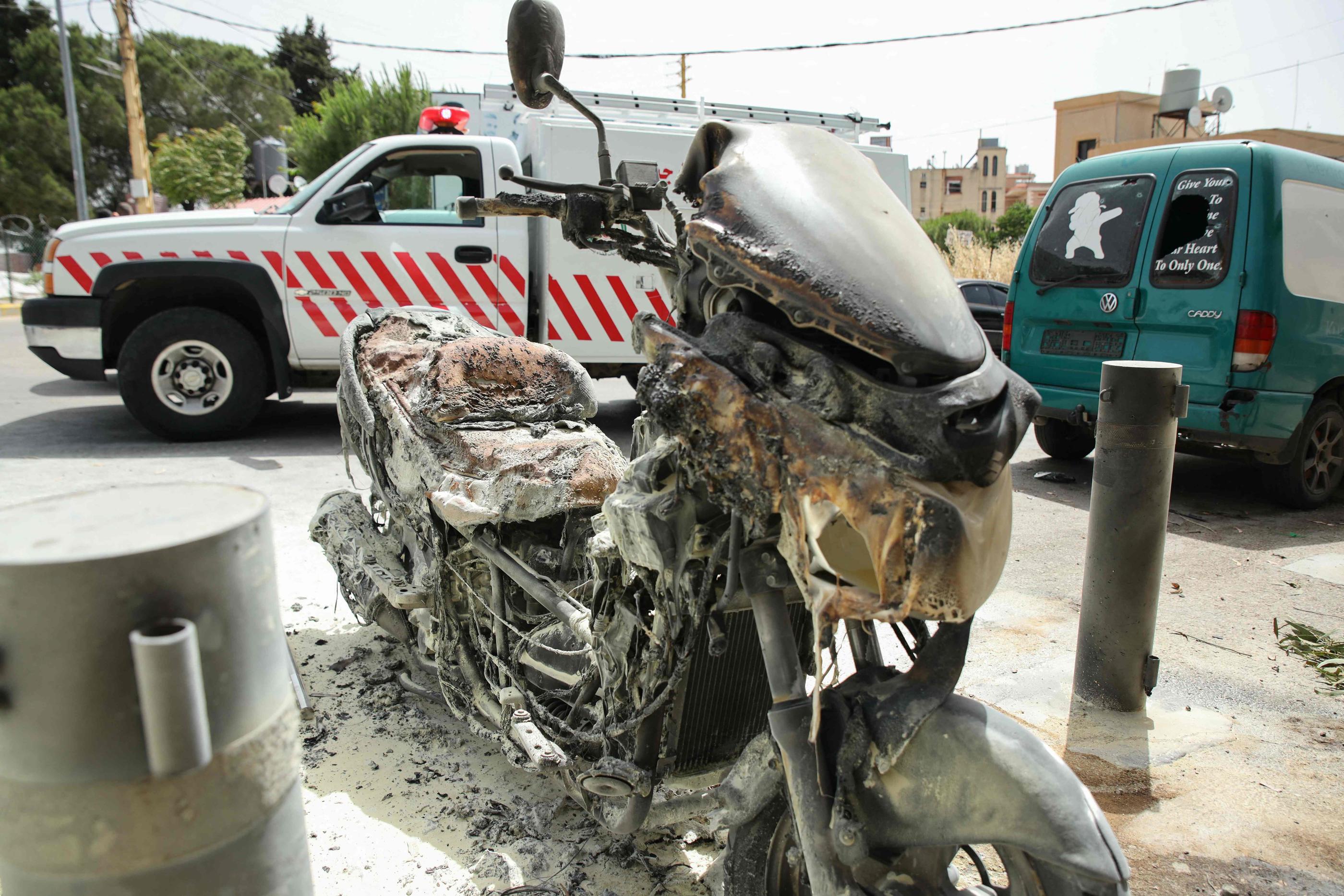 Une moto calcinée a été touchée par une frappe aérienne israélienne devant l'hôpital Salah Ghandour, au sud du Liban. AFP/Hassan FNEICH.
