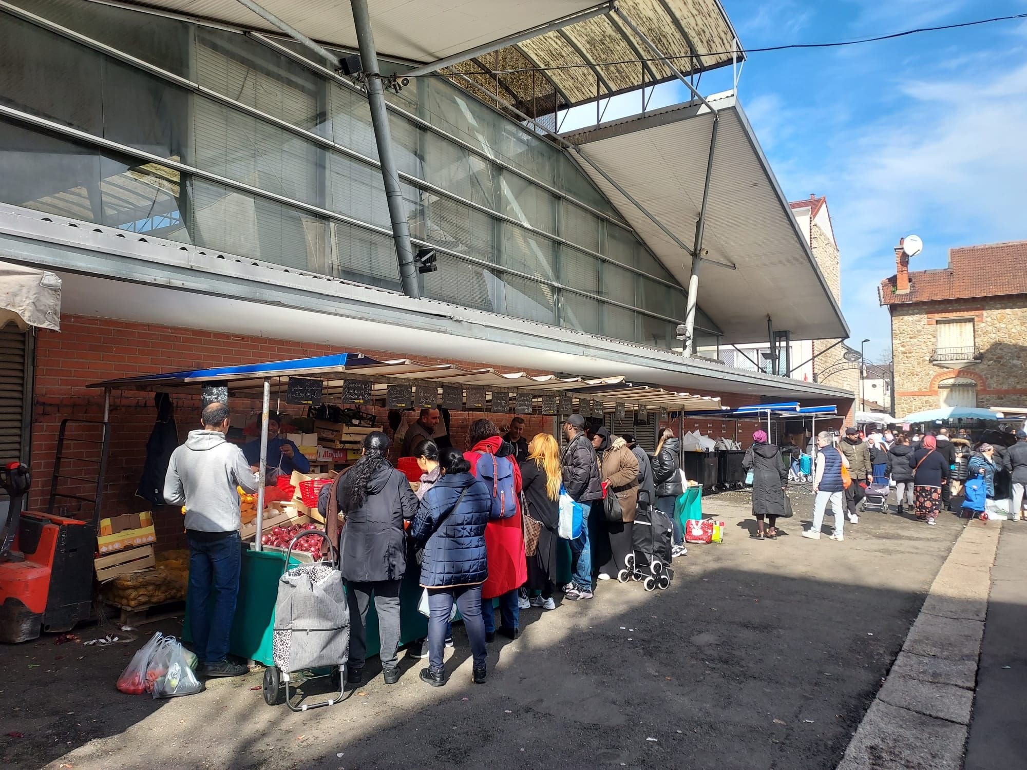 Aubervilliers (Seine-Saint-Denis), mars 2024. La halle du marché du centre-ville fermée depuis le 14 mars pour des raisons de sécurité, a rouvert au public ce 25 avril. LP/A.L.
