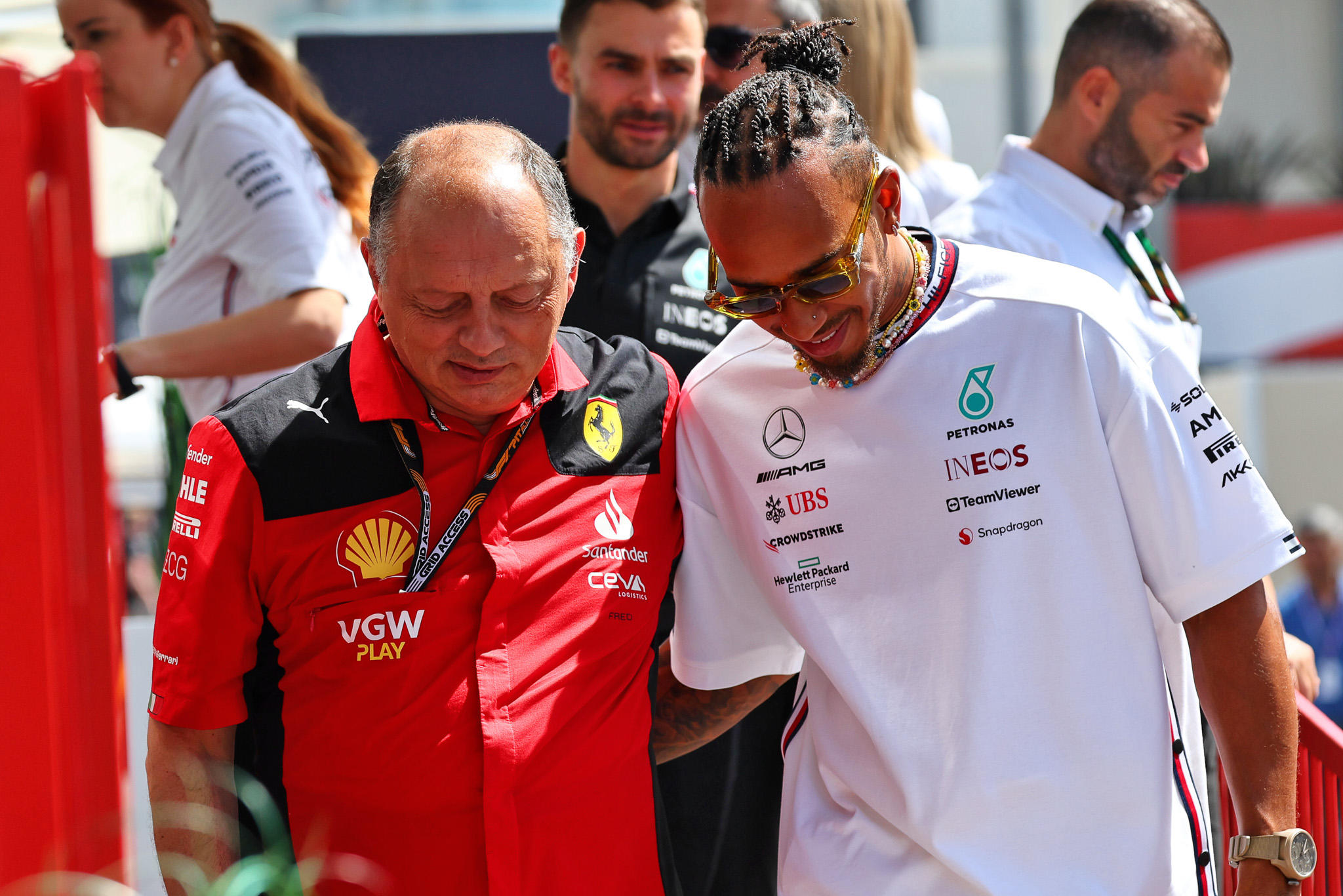 Lewis Hamilton (à droite) va rejoindre Frédéric Vasseur, le directeur général de Ferrari, au sein de l'écurie italienne en 2025. Icon Sport