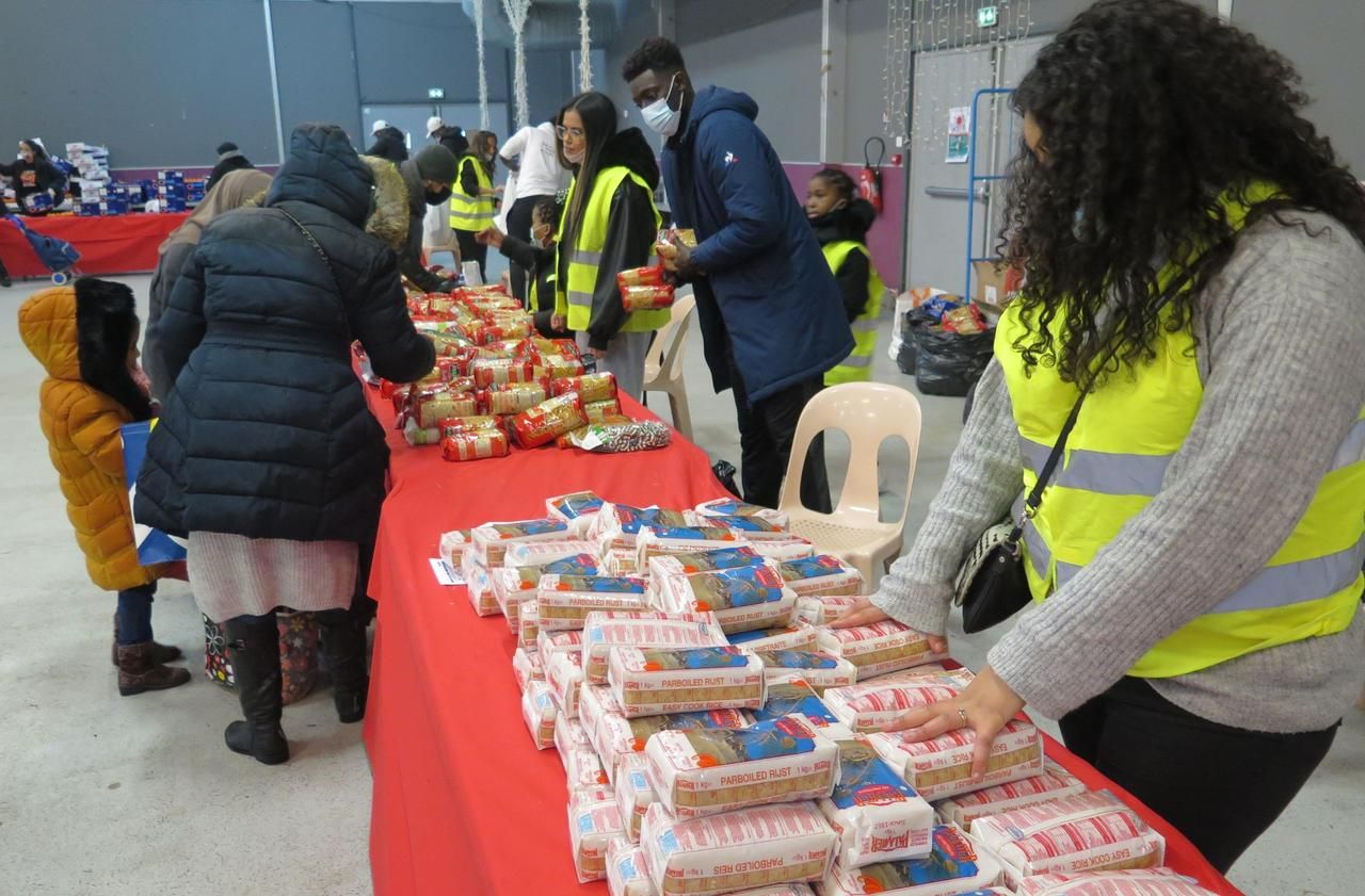 <b></b> Sarcelles, samedi. Quatre associations ont monté une énorme distribution de denrées alimentaires destinée aux personnes en difficulté au Champ de Foire.