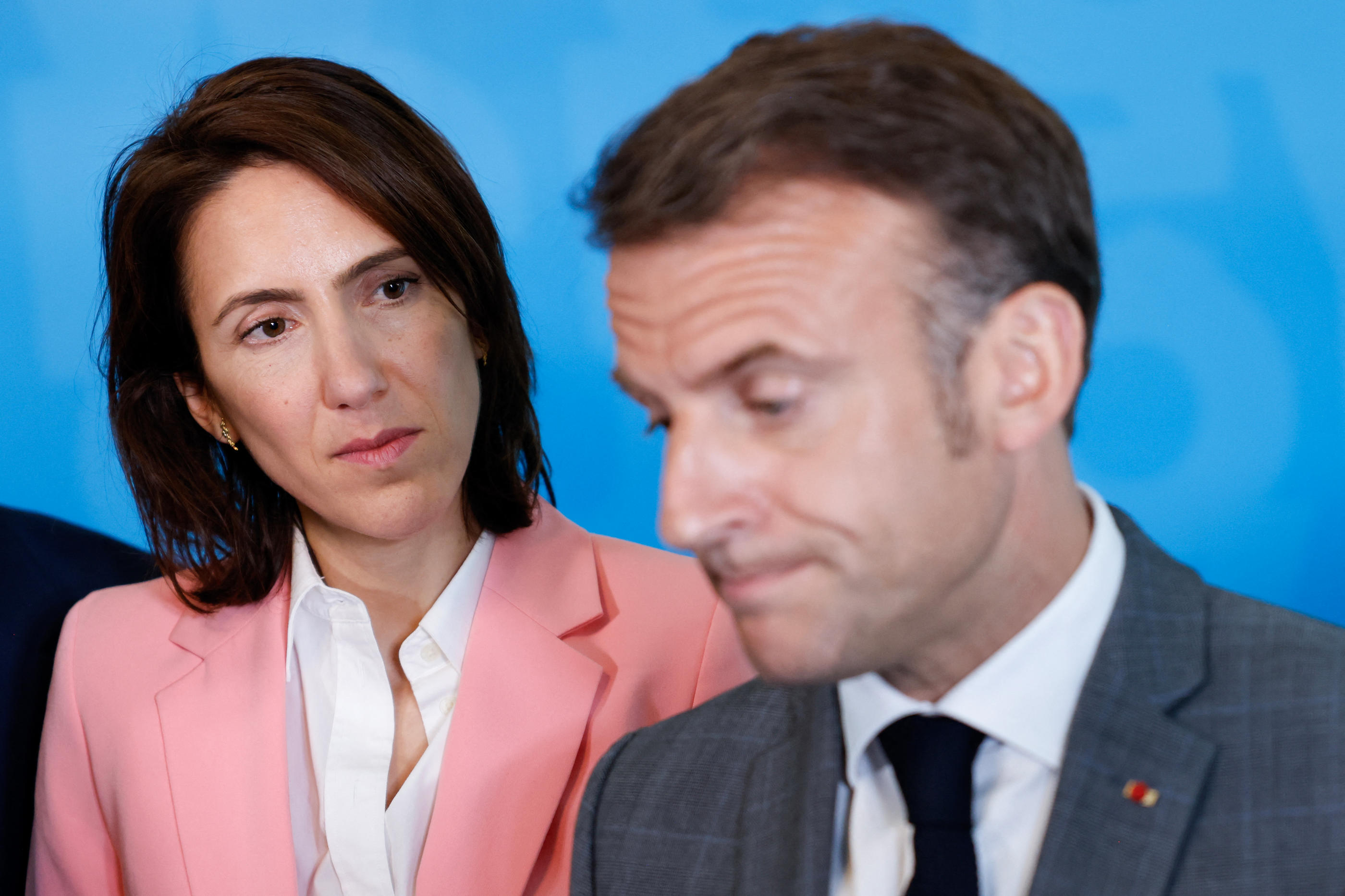 Les derniers sondages donnent la liste de Valérie Hayer (ici avec Emmanuel Macron le 17 avril à Bruxelles), largement distancée par celle du RN conduite par Jordan Bardella. AFP/Ludovic Marin