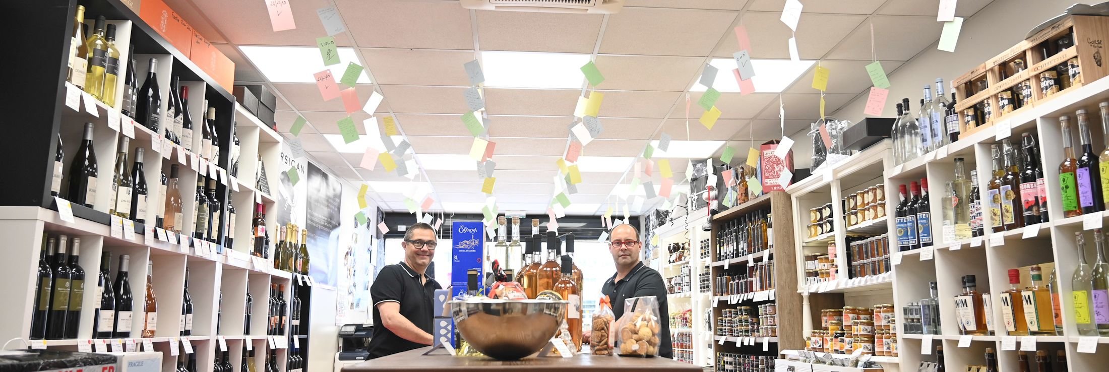 Pascal Leccia (à d.) a ouvert une épicerie dédiée à la gastronomie corse en octobre 2019 à Melun après une année de test grâce au dispositif de boutique à l'essai.