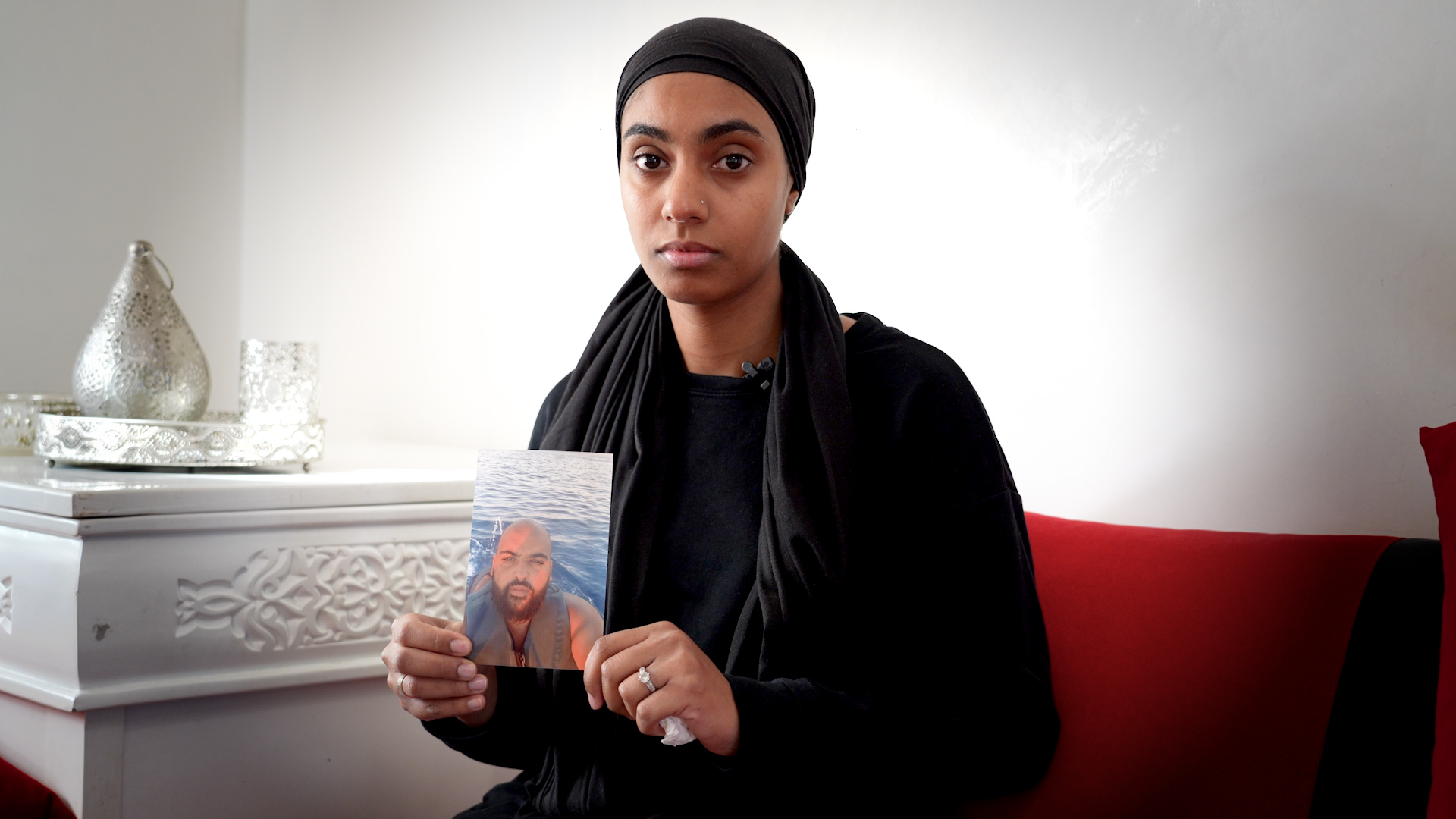 Israa est inquiète de l'état de santé de son mari, incarcéré depuis trois mois à Maghnia en Algérie.