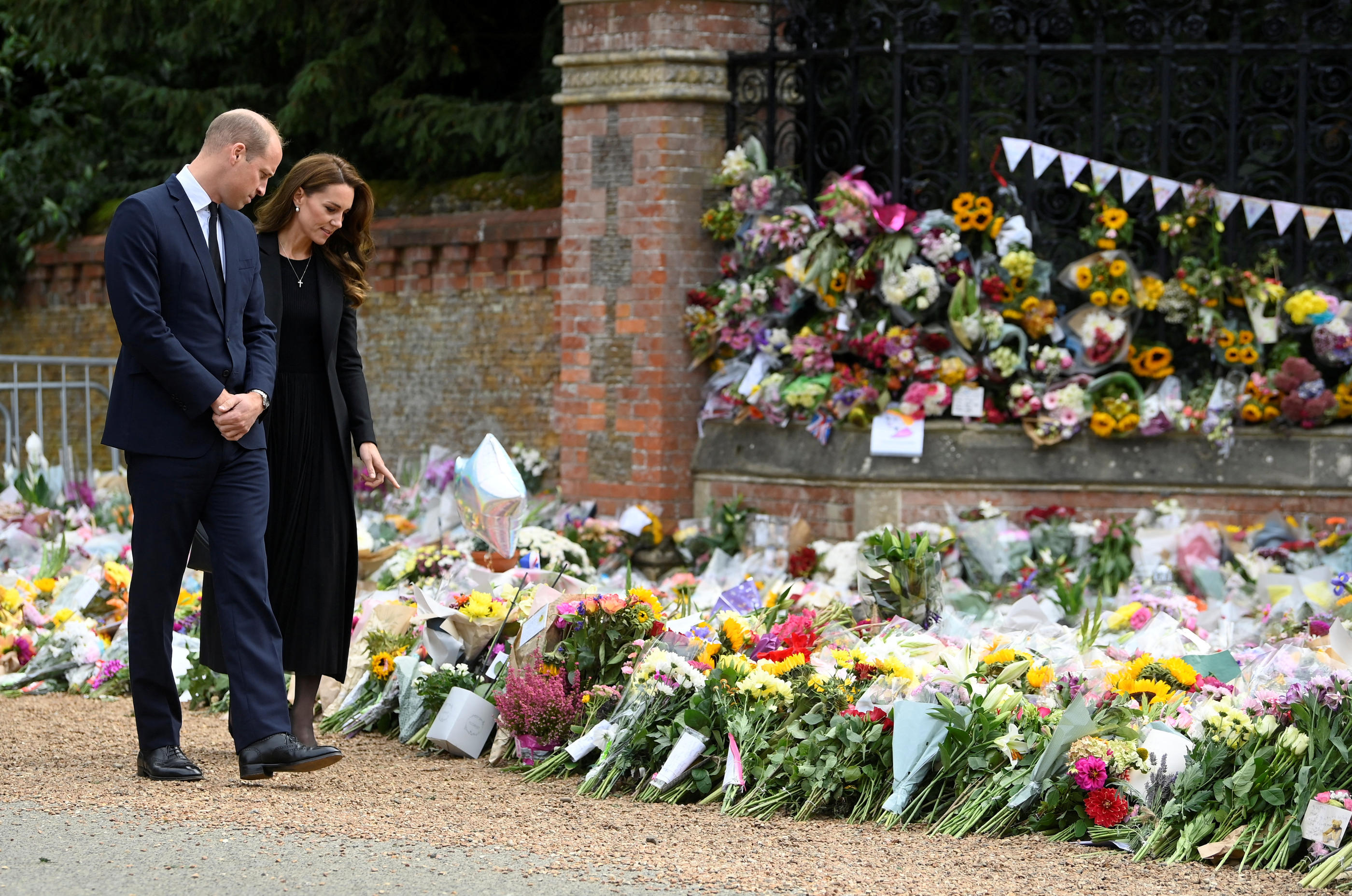 De très nombreuses fleurs ont été déposées devant l'entrée principale de Sandringham. REUTERS/Toby Melville/Pool