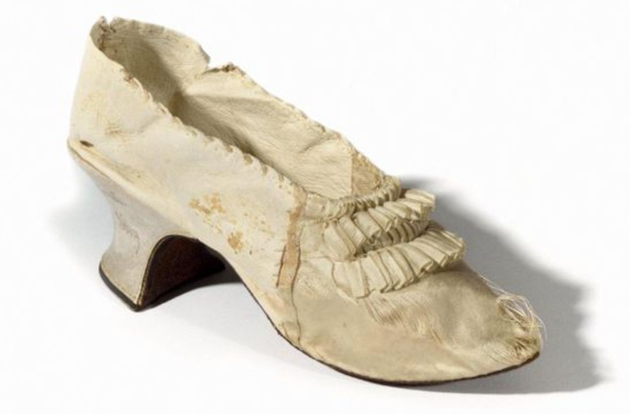 Enchères : un soulier de Marie-Antoinette adjugé pour plus de 40 000 euros - Le Parisien