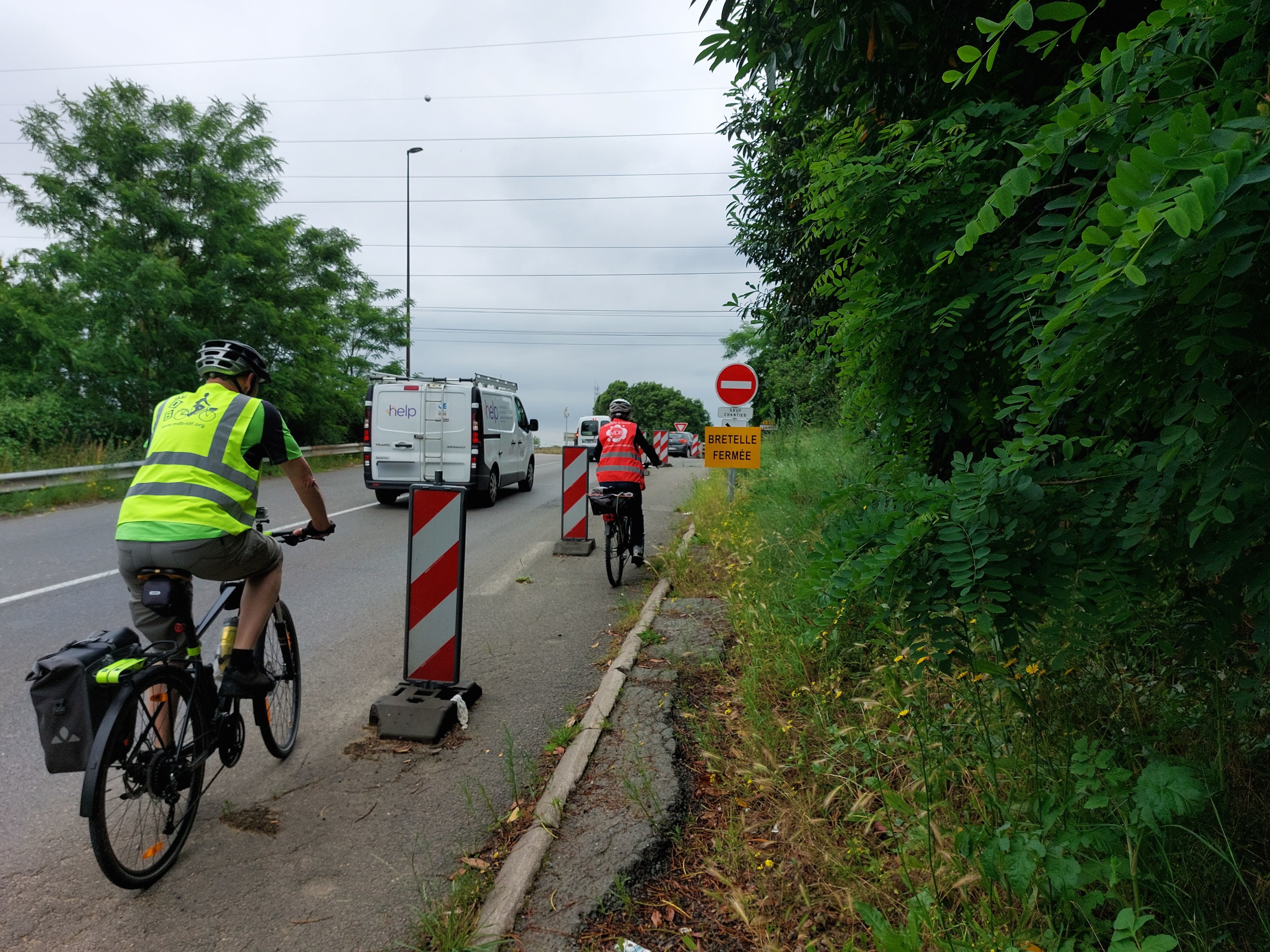 Sur le nœud routier du ring des Ulis (Essonne), les raccordements n'ont pas encore été finalisés pour les vélos et les piétons, favorisant l'usage de la voiture. LP/Cécile Chevallier