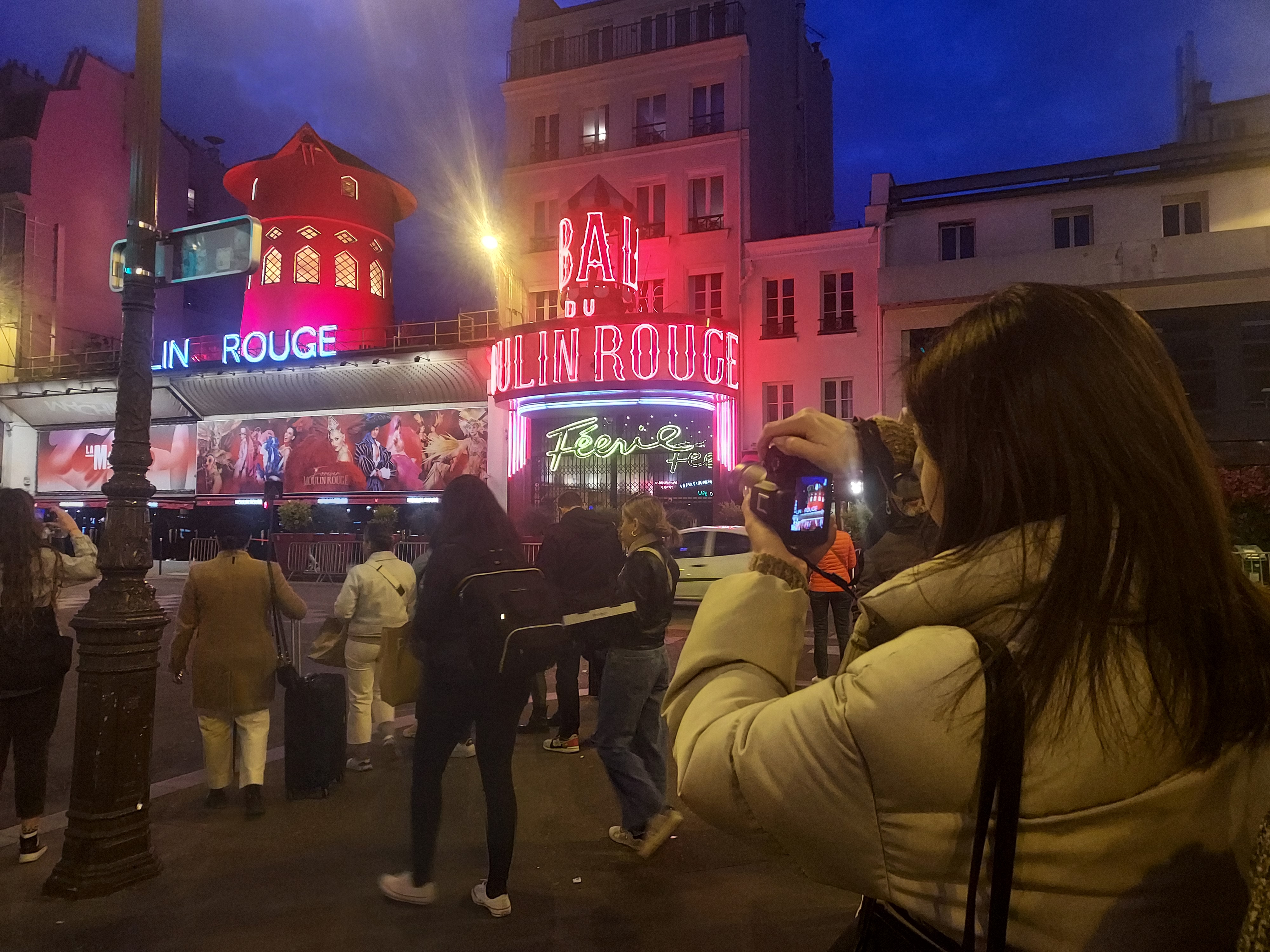 Boulevard de Clichy (XVIIIe), jeudi soir. Avec ou sans ailes, l'emblématique cabaret réunit des foules de touristes devant sa façade le soir venu. LP/Céline Carez