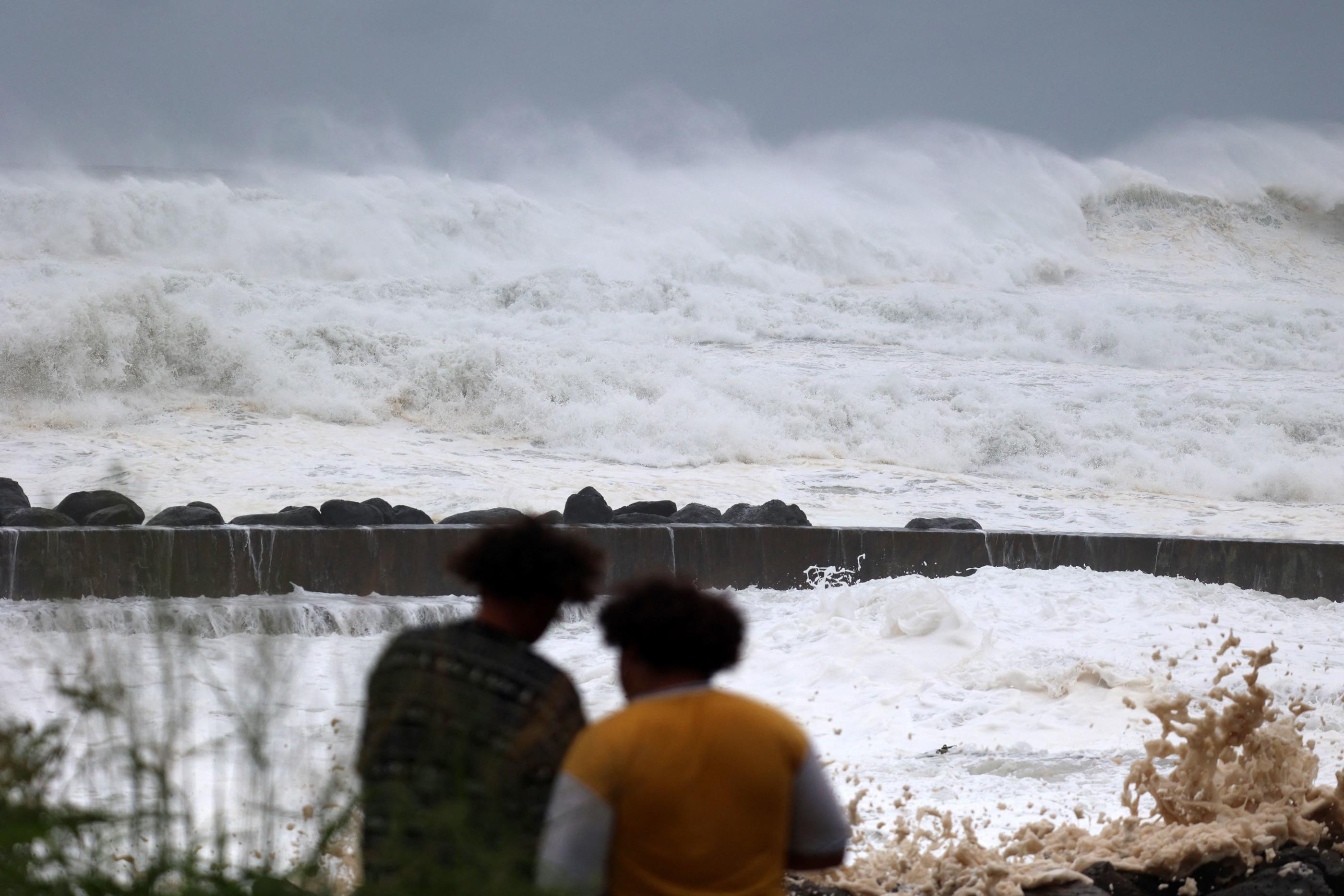 Des rafales de vent de 130 à 150km/h sur le littoral, et jusqu'à 180km/h dans les hauteurs sont attendues sur le sud-ouest de La Réunion (ici ce dimanche) jusqu'en fin d'après-midi. AFP/Richard Bouhet