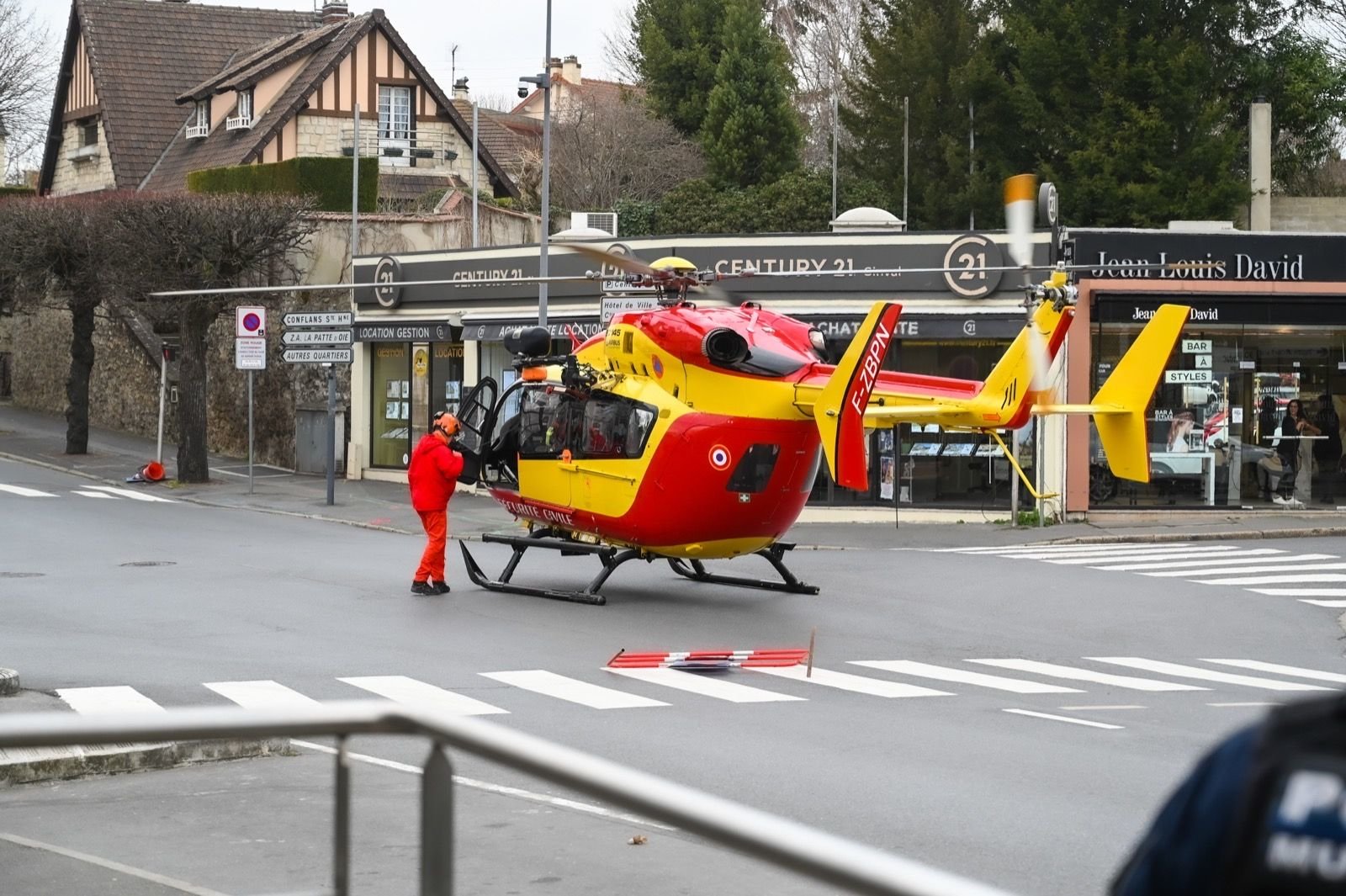 Herblay. L'hélicoptère de la Sécurité civile s'est posé en plein centre-ville pour transporter la victime à l'hôpital Beaujon, à Clichy. Ville d'Herblay-sur-Seine