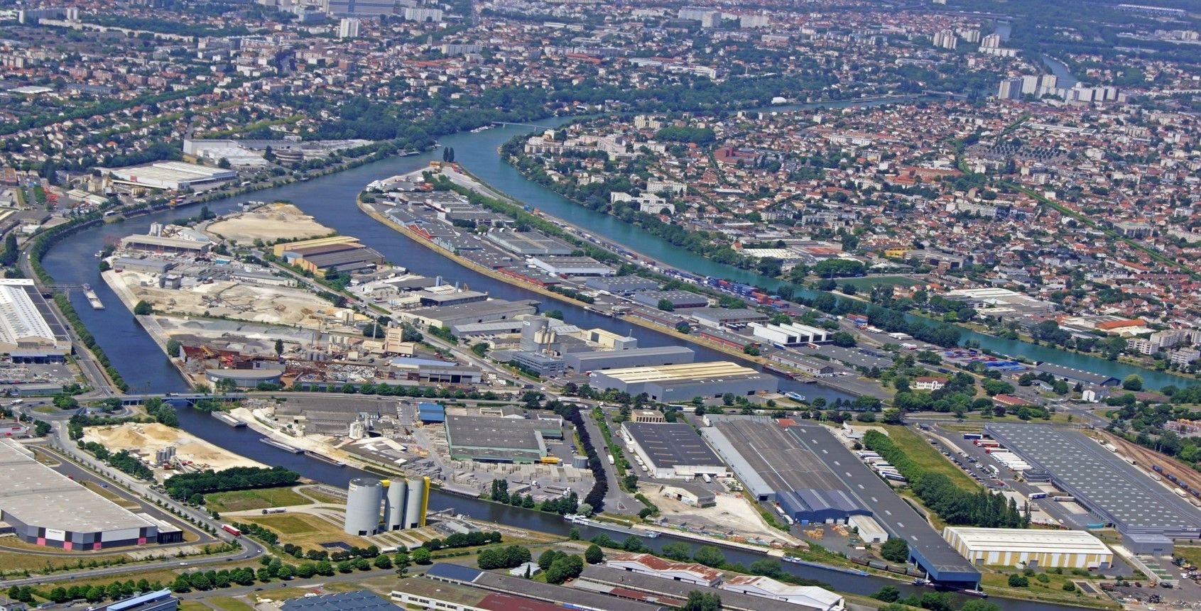 Avec 201 hectares, 1,365 millions de tonnes de trafic fluvial et 180 entreprises, le port de Bonneuil  (Val-de-Marne) est le deuxième plus important en Ile-de-France, derrière celui de Gennevilliers (Hauts-de-Seine). Haropa Port