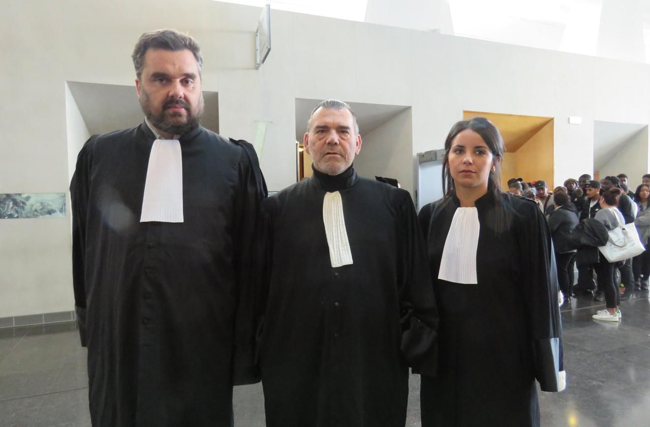 <b></b> Melun, 23 octobre. Les avocats de la défense avant la reprise d’audience : Thomas Klotz (à gauche), conseil de Jonathan Miranda, Franck Berton et Yasmina Belmokhtar, avocats d’Hervé Mendy.
