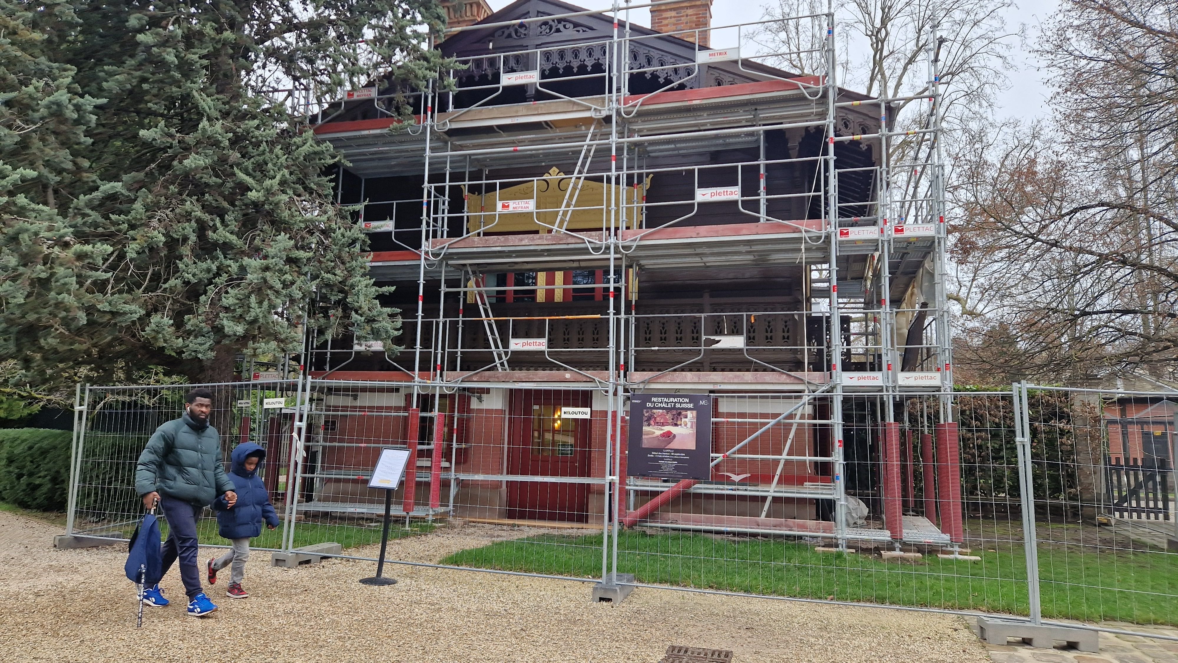 Yerres, le 9 février 2024. La bâtisse, inspirée des maisons de montagne de la région de l’Oberland bernois, avait besoin d’être rénovée depuis sa restauration en 2007-2008. LP/Emma Launé-Téreygeol