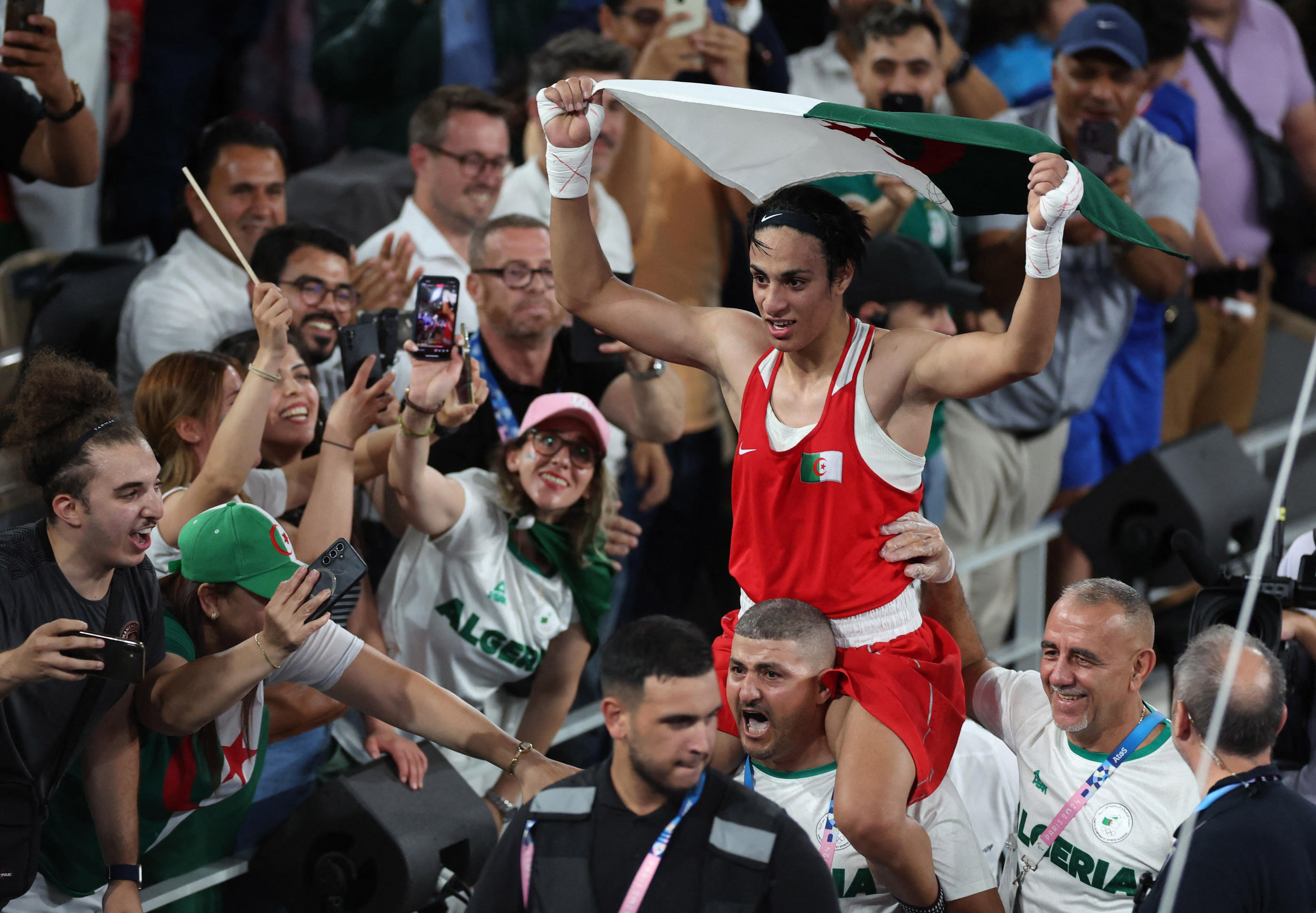 La boxeuse algérienne Imane Khelif, portée en triomphe à l'issue de son combat en finale, a remporté bien plus qu'un tournoi de boxe, aussi prestigieux soit-il. Reuters/Pilar Olivares