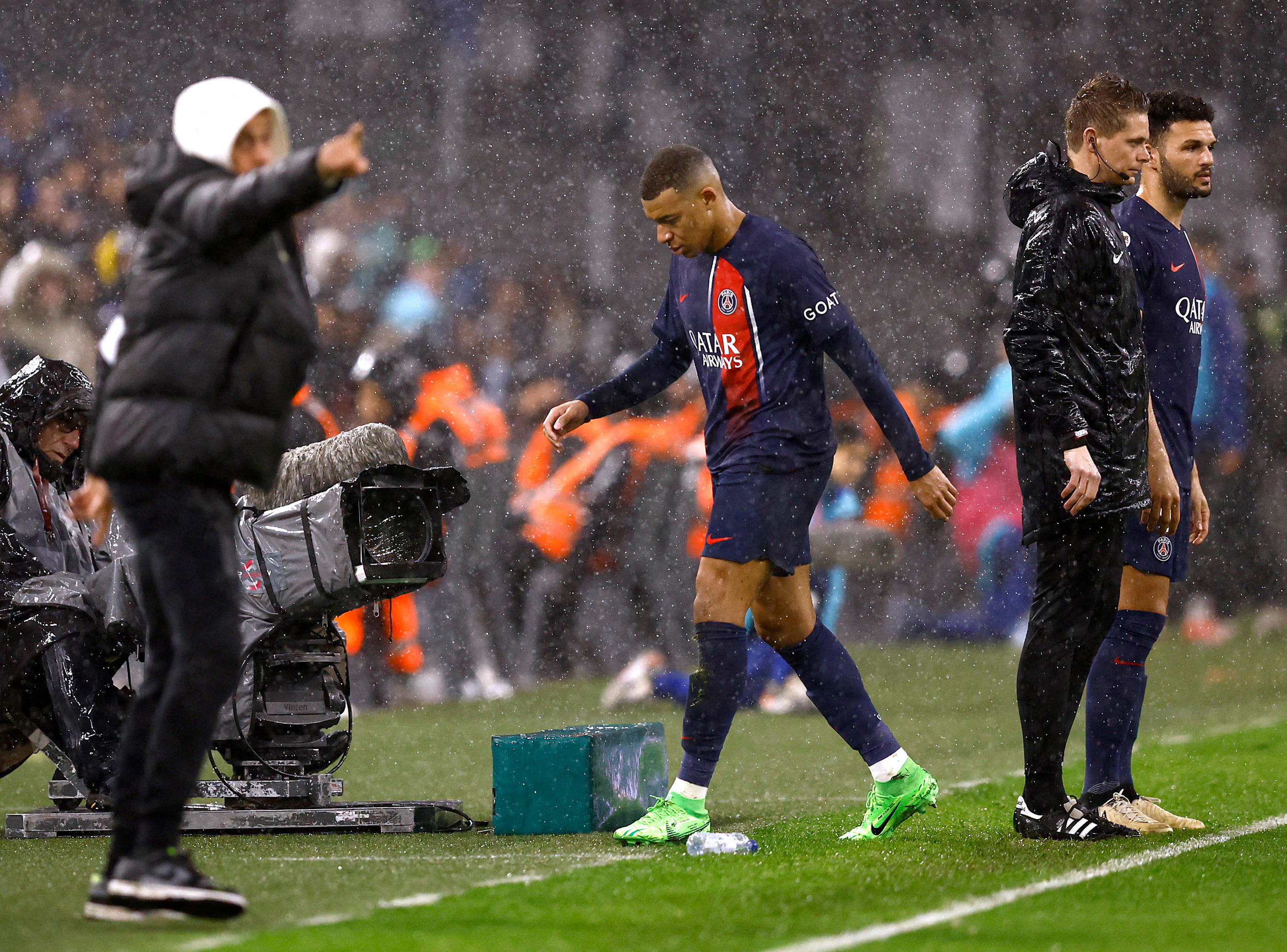 Kylian Mbappé est sorti sans un regard pour Luis Enrique lors de son remplacement contre l'OM. REUTERS/Stephane Mahe